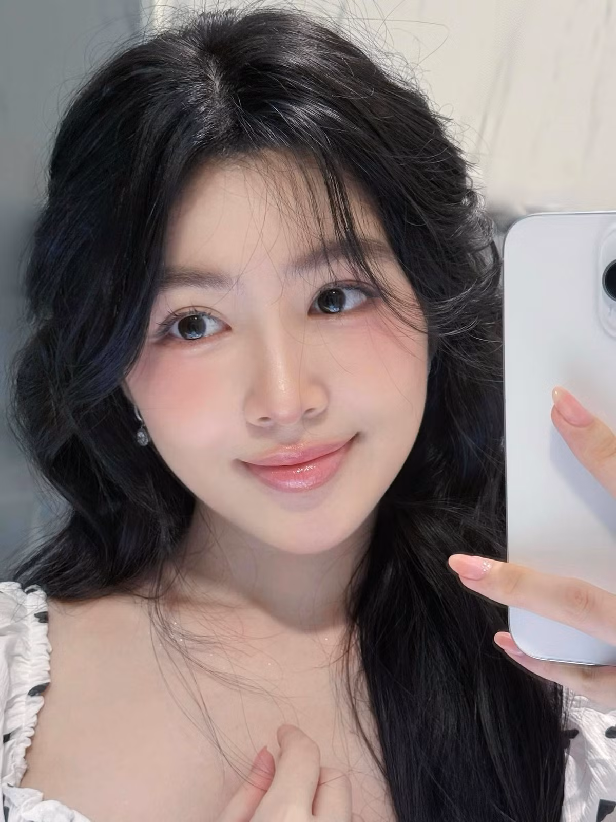 Một trong những ái nữ nhà sao Việt hot nhất ở thời điểm hiện tại là con gái MC Quyền Linh - Lọ Lem (tên thật Mai Thảo Linh). Cô nàng gây ấn tượng bởi về ngoài xinh xắn, tính cách lễ phép dễ thương.