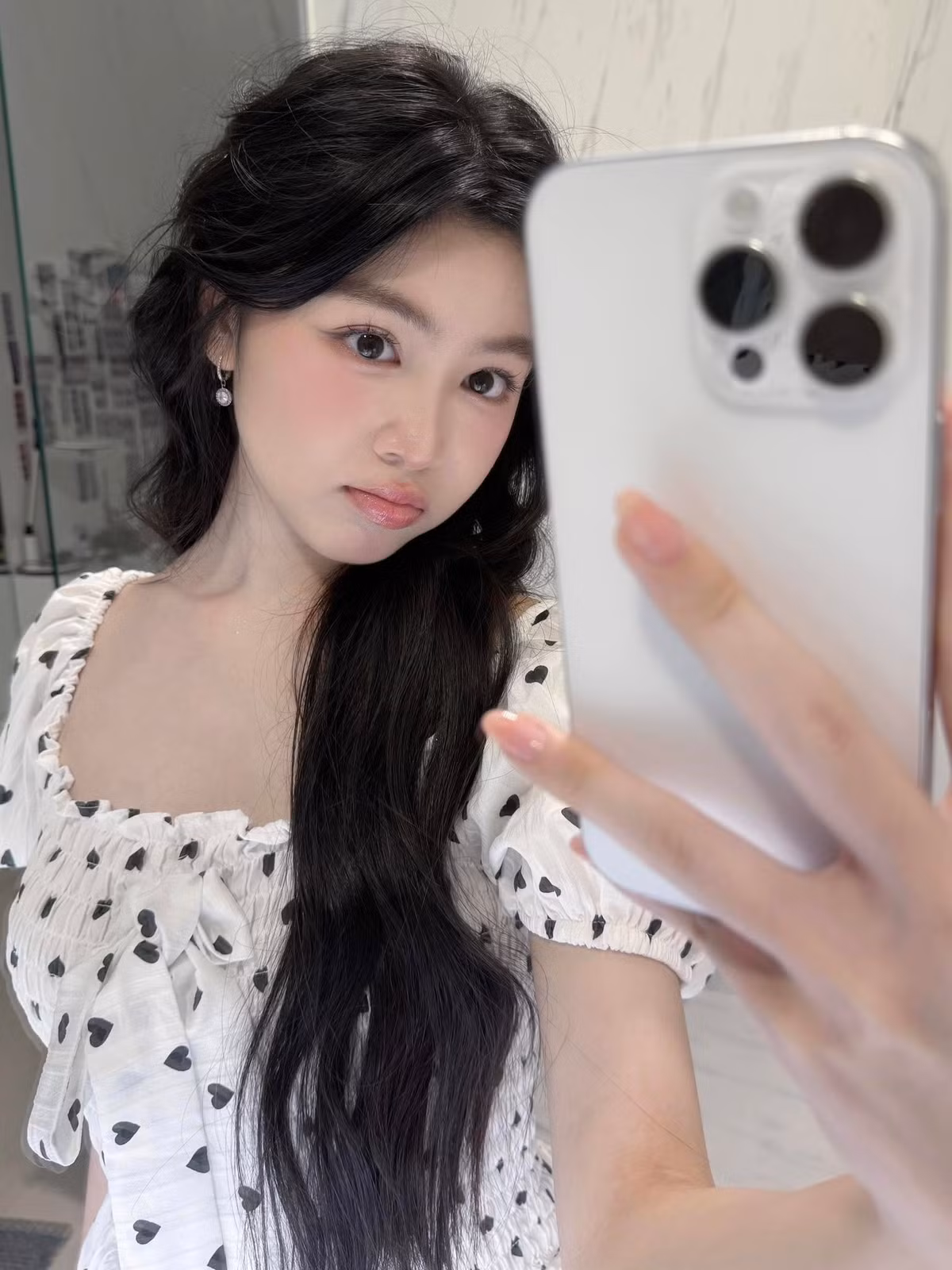 Trong những bức ảnh được đăng tải, Lọ Lem diện trang phục nhẹ nhàng với kiểu tóc buông xõa tự nhiên, tôn lên đường nét thanh tú trên gương mặt.