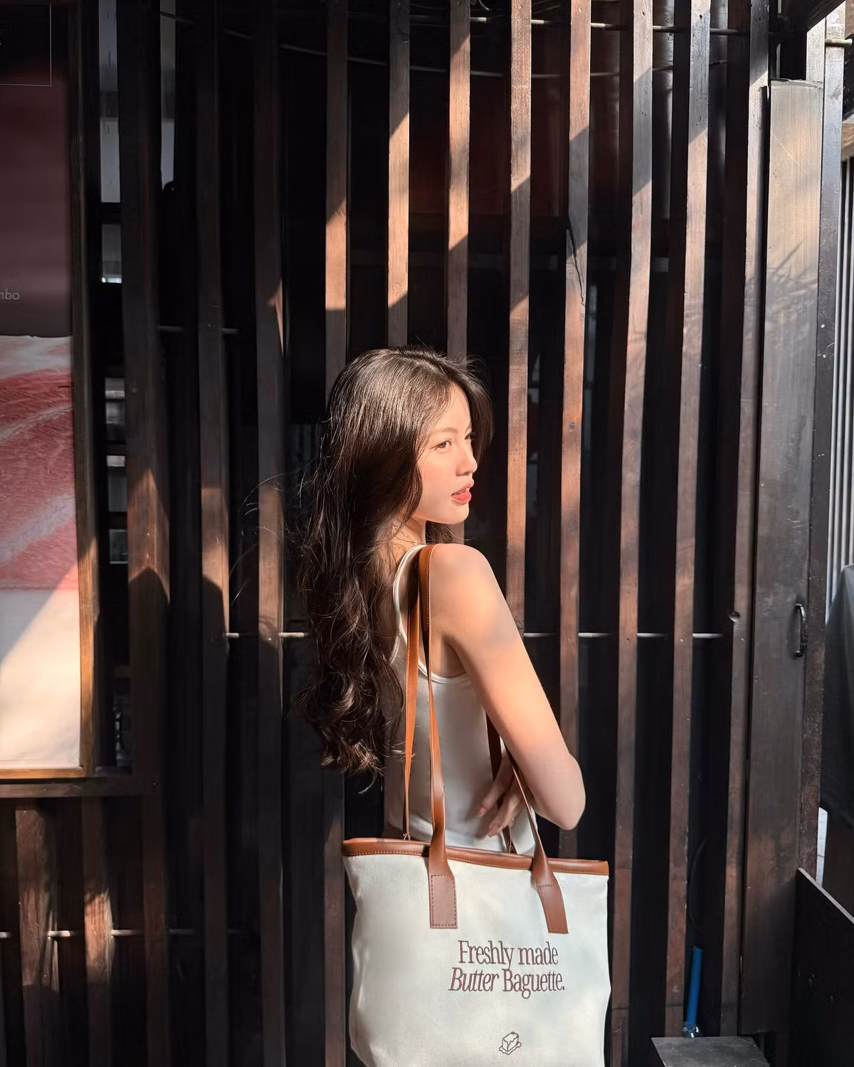Trong loạt ảnh mới đây được chia sẻ trên Instagram, cô nàng diện một chiếc quần siêu ngắn, khéo léo khoe đôi chân dài nuột nà, tôn lên vẻ đẹp ngọt ngào và cuốn hút.
