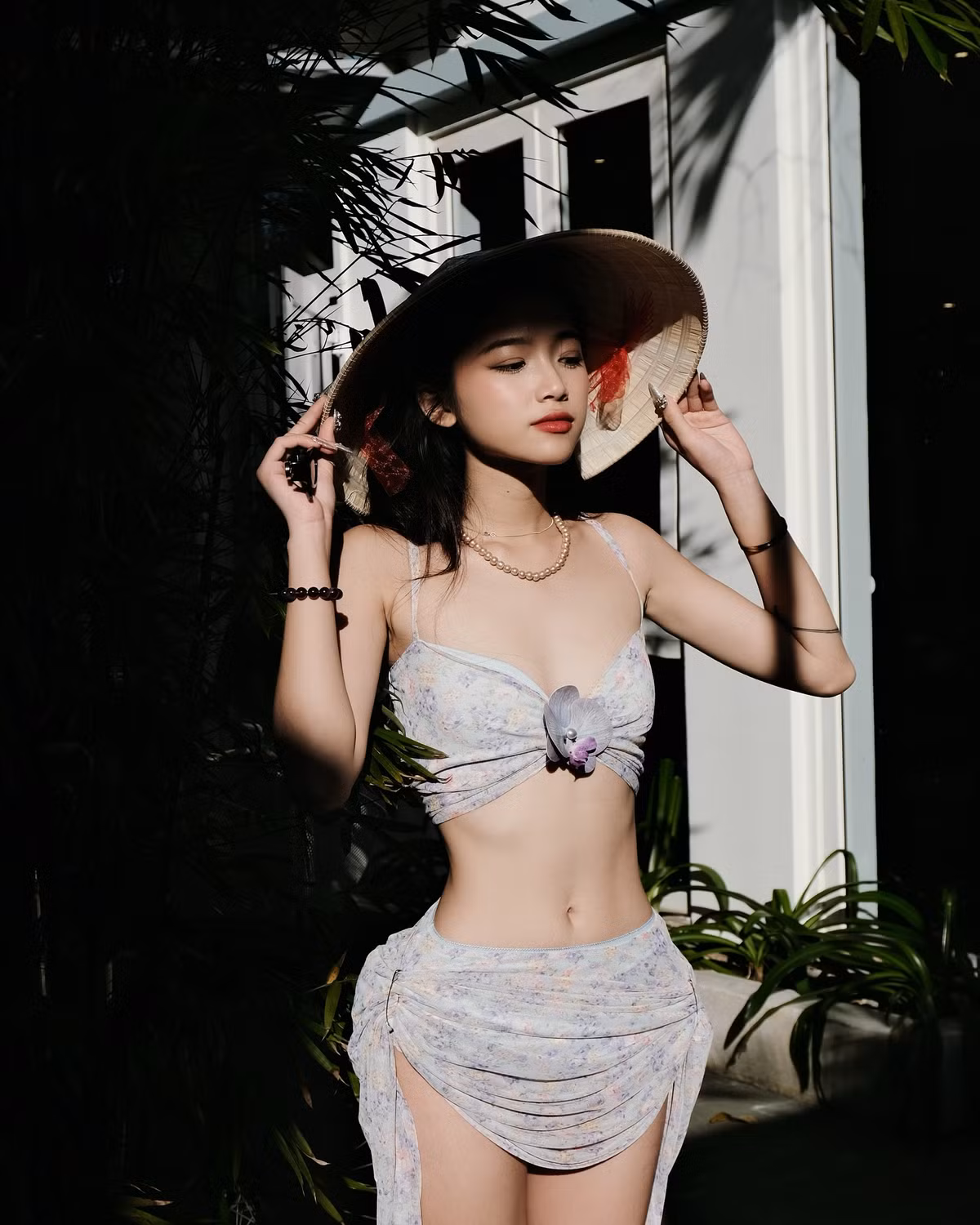 Thời gian gần đây, hot girl trường chuyên này khiến dân mạng không khỏi ngỡ ngàng khi liên tục xuất hiện trong những outfit táo bạo, khoe trọn vóc dáng gợi cảm.
