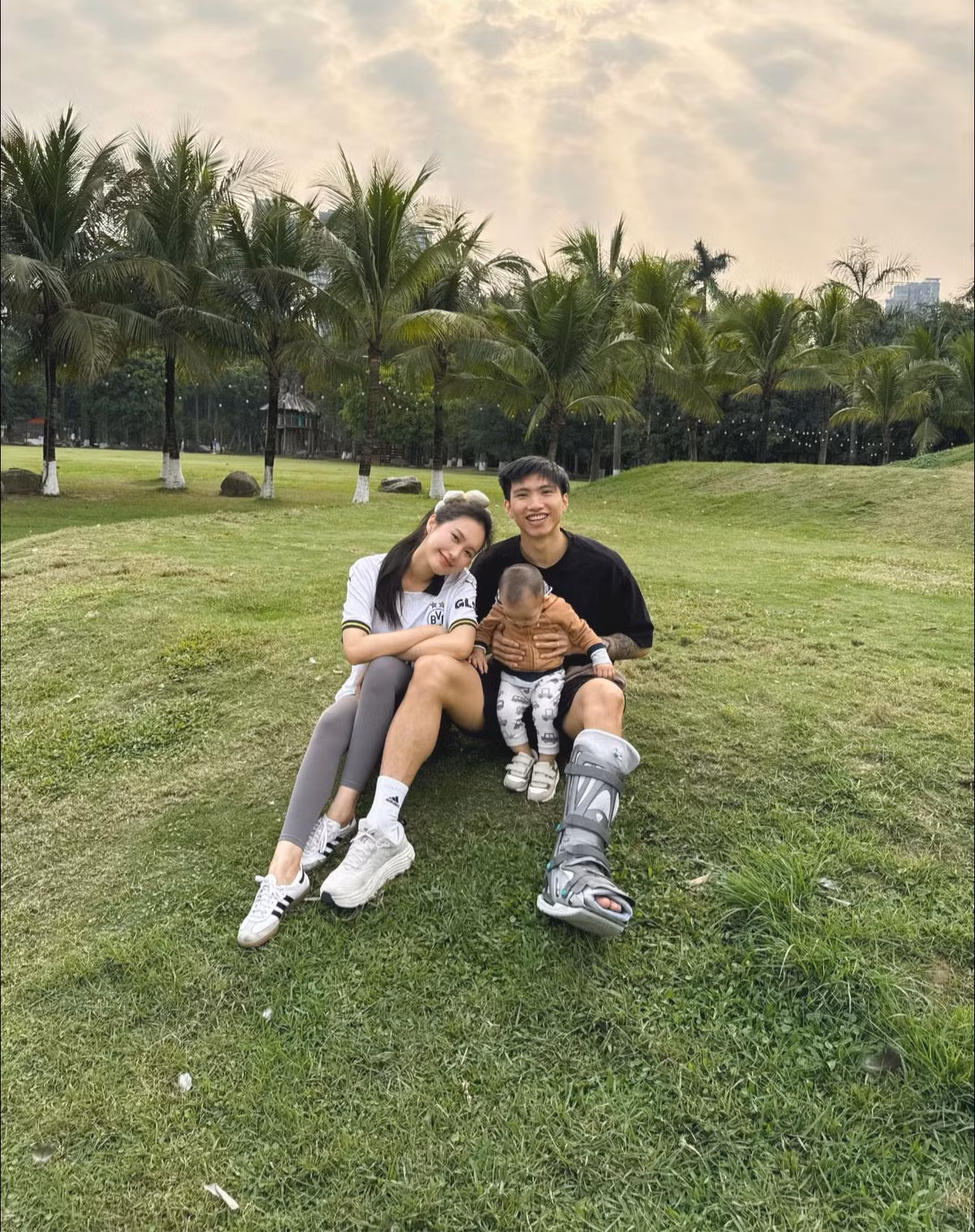 Dù rất khao khát trở lại thi đấu, nhưng hậu vệ gốc Thái Bình vẫn phải kiên nhẫn chờ đợi quá trình hồi phục hoàn toàn. Trong khoảng thời gian này, thay vì tiếc nuối hay nóng vội, Văn Hậu dành nhiều thời gian hơn cho gia đình và tận hưởng cuộc sống một cách trọn vẹn.