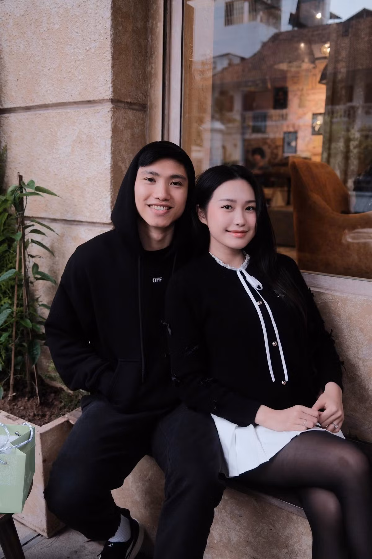 Mới đây trên trang cá nhân, Đoàn Văn Hậu chia sẻ hình ảnh đi cafe thư thái vào một ngày cuối tuần bên cạnh bà xã Doãn Hải My. Đôi vợ chồng trẻ tận hưởng chút không khí lạnh của Hà Nội trong một ngày đẹp trời.