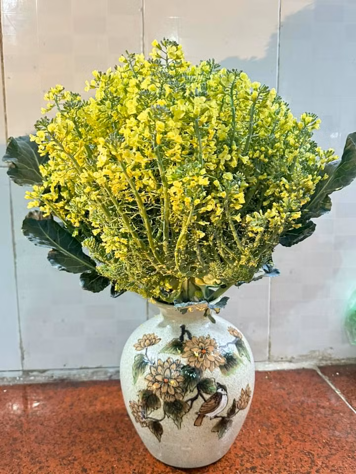 Những bông súp lơ xanh mướt, kết hợp với hoa lá phụ kiện khác, tạo nên một tổng thể vừa tươi mát vừa nghệ thuật.