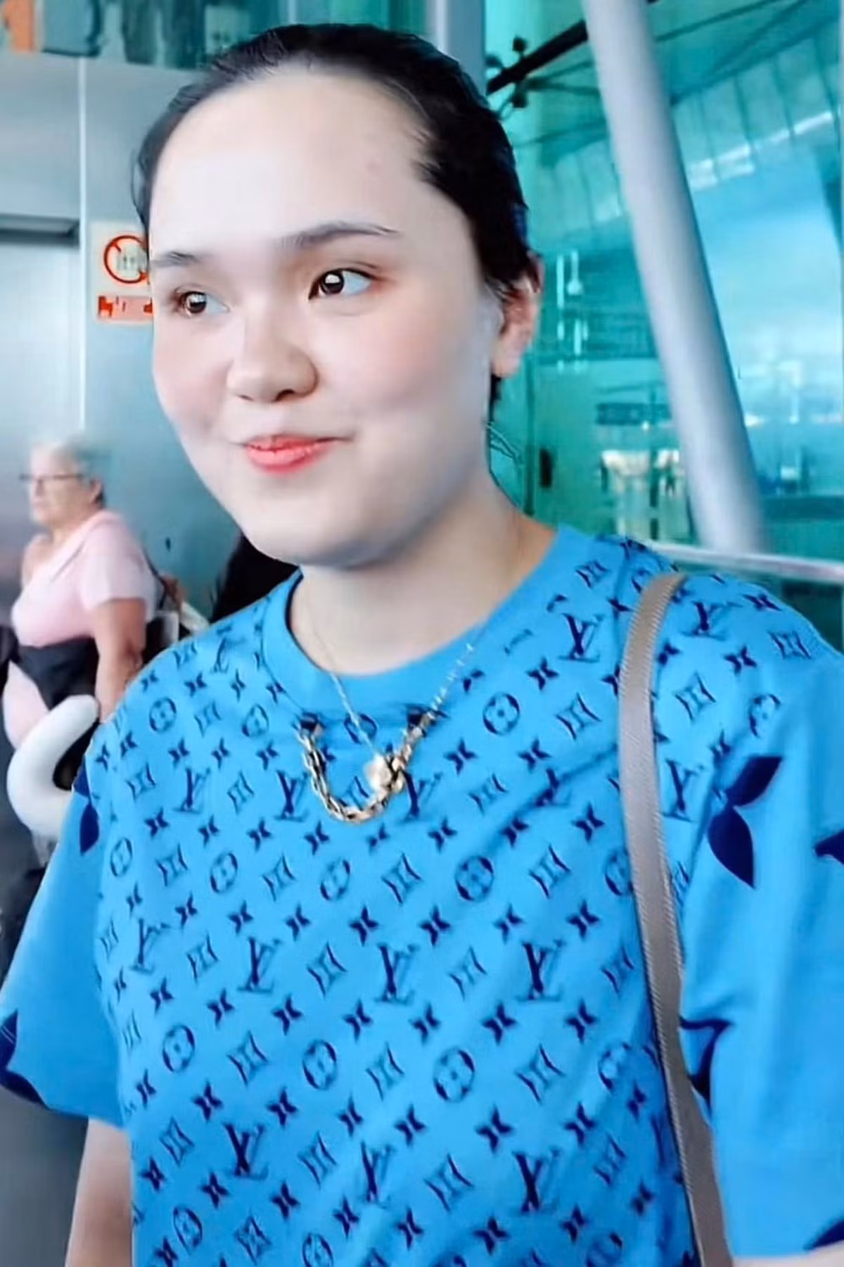 Quỳnh Anh cũng nhiều lần bị cư dân mạng chỉ ra lỗi phối đồ hiệu. Cô mất điểm trong lần ra sân bay đi du lịch vì mặc áo phông Louis Vuitton, đeo túi Hermès, đi tất đỏ cùng đôi xăng-đan đen của Chanel