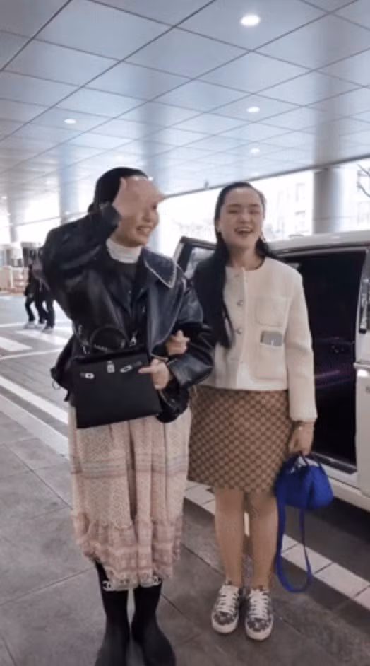 Một số người nhận xét cách phối đồ chưa tinh tế, làm giảm đi đẳng cấp của những món đồ đắt giá mà họ đang diện.