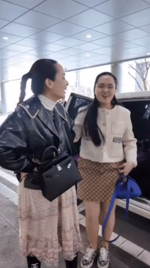 Trong đoạn video lan truyền trên mạng, hai cô nàng khoác lên mình những bộ cánh xa xỉ đến từ các thương hiệu danh tiếng. Túi xách, giày dép, phụ kiện đều có giá trị không nhỏ. Tuy nhiên, không ít netizen cho rằng dù "dát" đầy đồ hiệu, tổng thể trang phục vẫn chưa thực sự toát lên vẻ sang trọng như mong đợi.