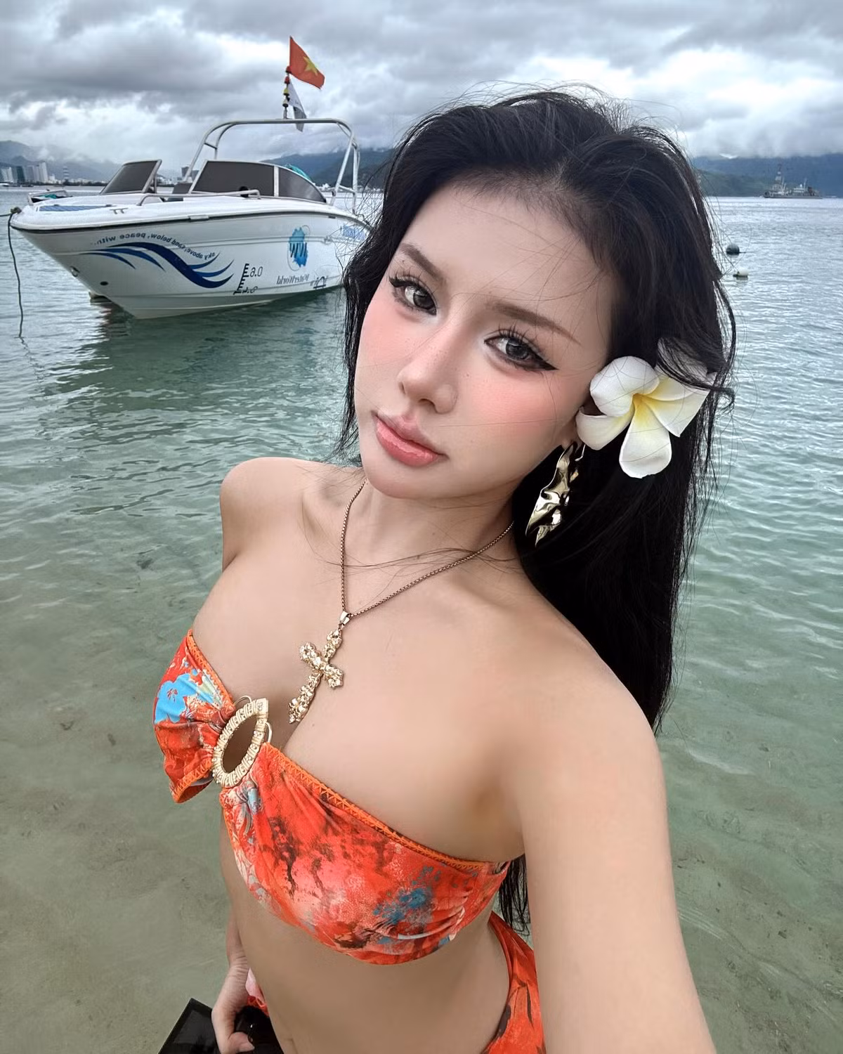 Dù mùa hè vẫn chưa thực sự đến, thế nhưng hot Tiktoker Xuân Ca đã khiến netizen “đứng ngồi không yên” khi tung loạt ảnh bikini đầy quyến rũ.