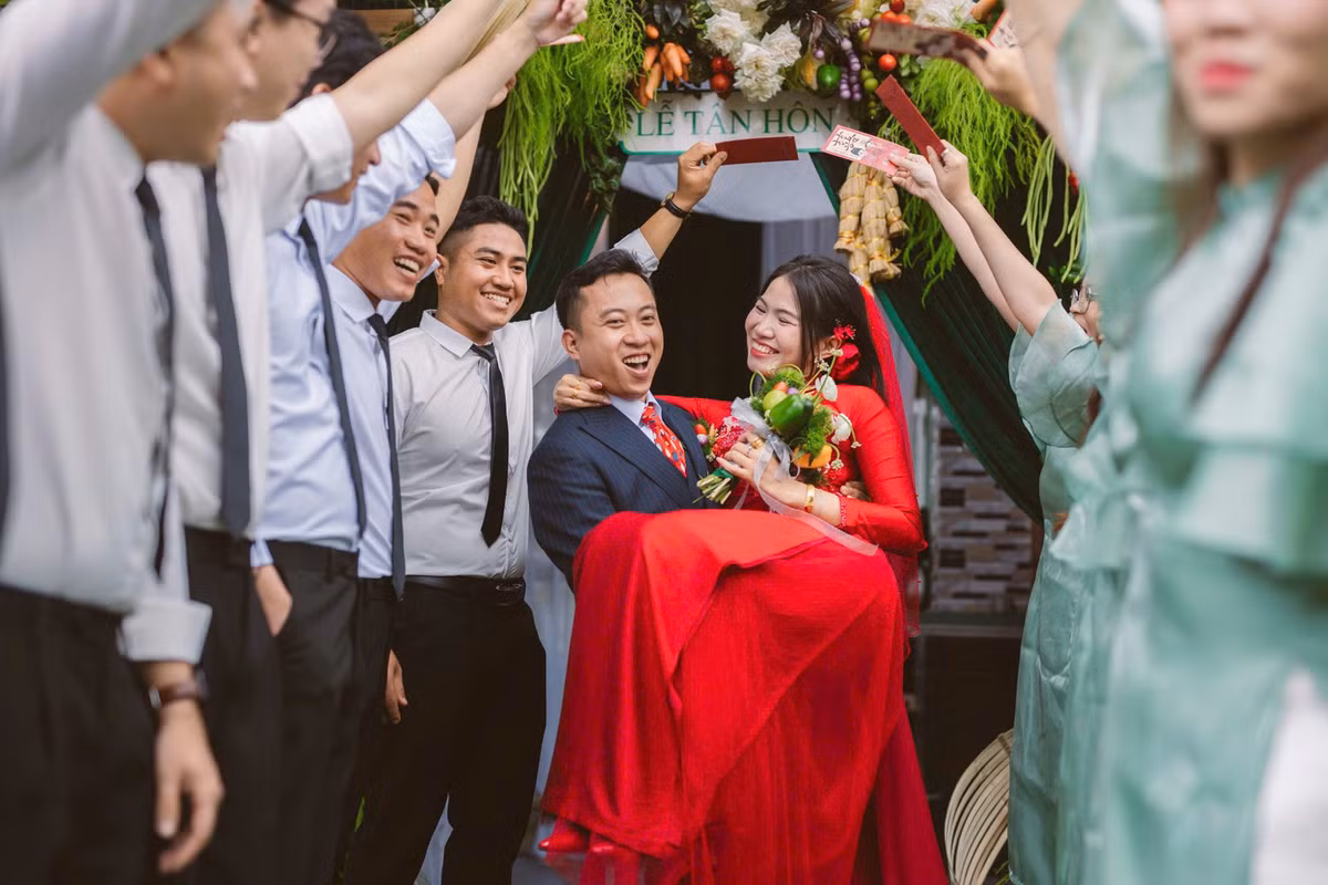 Chú rể Lê Hồng Phước (30 tuổi) và cô dâu Hồ Trần Anh Thư (28 tuổi) mong muốn ngày trọng đại của mình không chỉ là kỷ niệm đáng nhớ mà còn là dịp để quảng bá văn hóa và ẩm thực Bình Định. Vì vậy, họ quyết định sử dụng các loại bánh truyền thống như bánh ít lá gai, bánh hồng, bánh thuẫn, bánh in, cùng nhiều loại rau củ quả như cà chua, cà rốt, củ cải để trang trí không gian tiệc cưới.