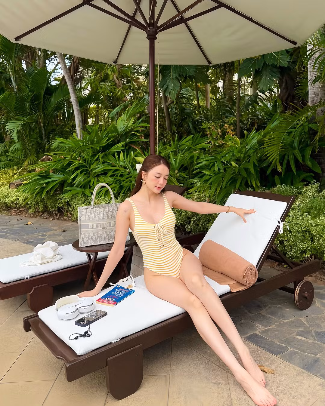 So với cô em gái năng nổ trong hoạt động nghệ thuật, Thiều Bảo Trang có vẻ im hơi lặng tiếng hơn.