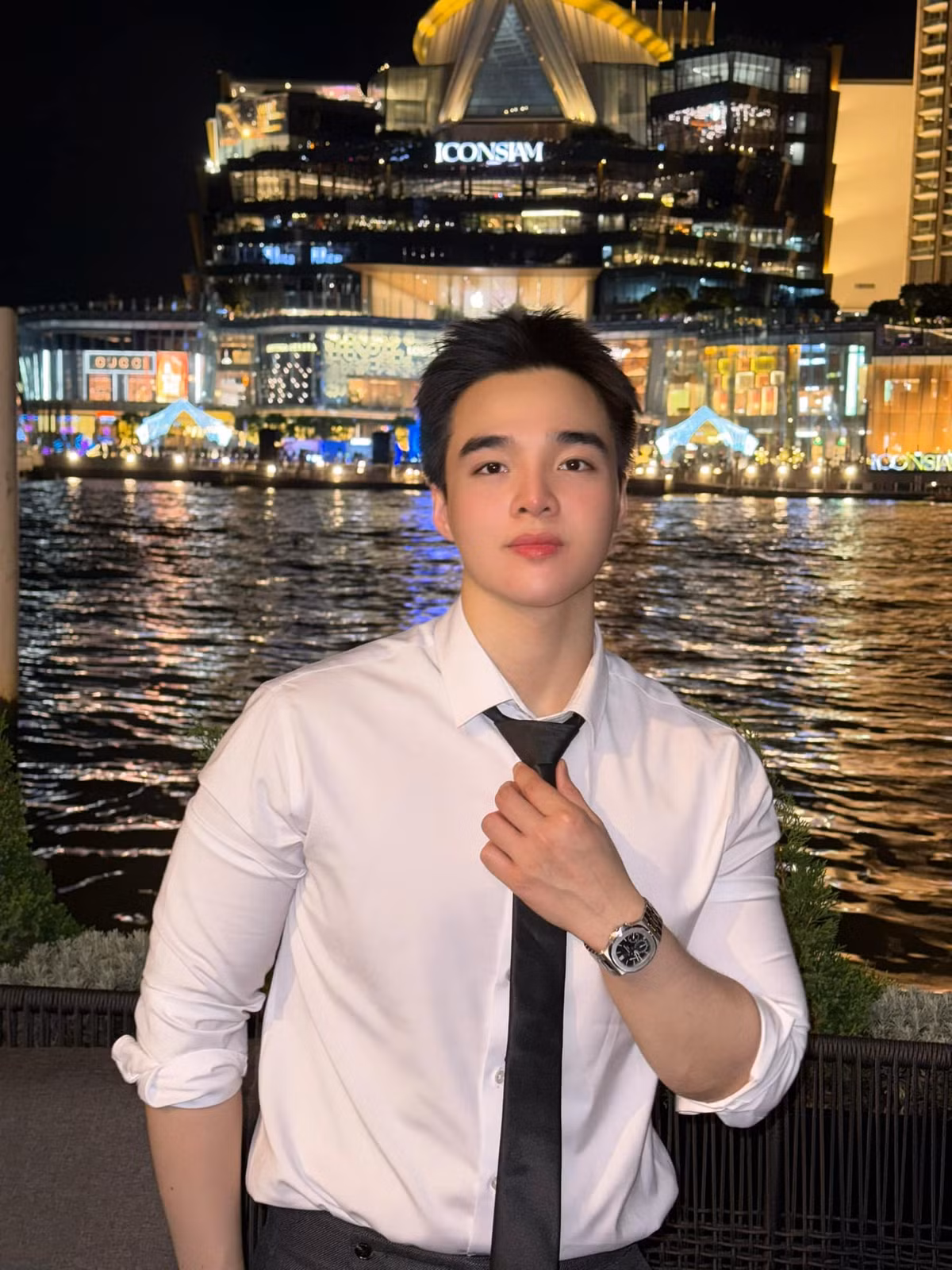Thường xuyên làm nội dung liên quan đến tình yêu, thế nhưng người theo dõi chưa từng thấy nam Tiktoker Tun Phạm lên tiếng chính thức công khai về một mối quan hệ yêu đương chính thức nào. Chính vậy khi Tun Phạm mới đây đăng tải trên trang cá nhân bài viết chính thức xác nhận đã có em bé nhiều người bày tỏ sự "bán tín bán nghi".