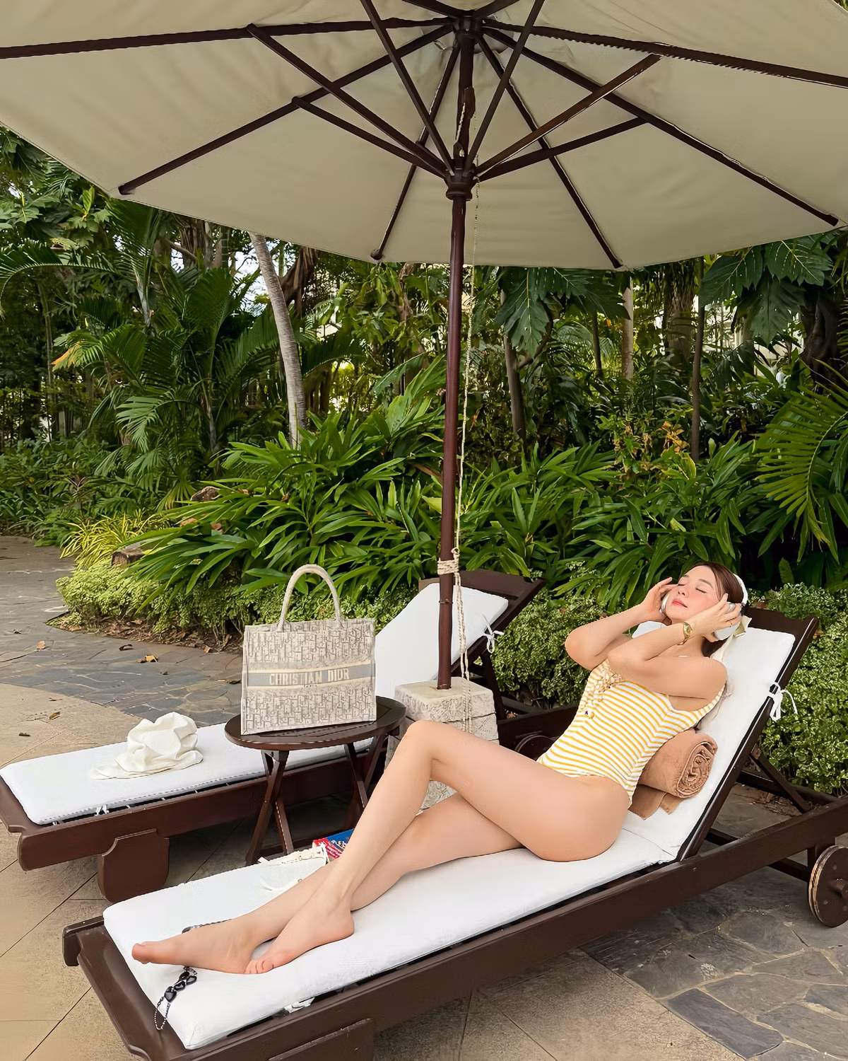 Khung cảnh xanh mát, kết hợp với outfit tinh tế càng tôn lên nhan sắc ngọt ngào và vóc dáng đáng mơ ước của Thiều Bảo Trang.