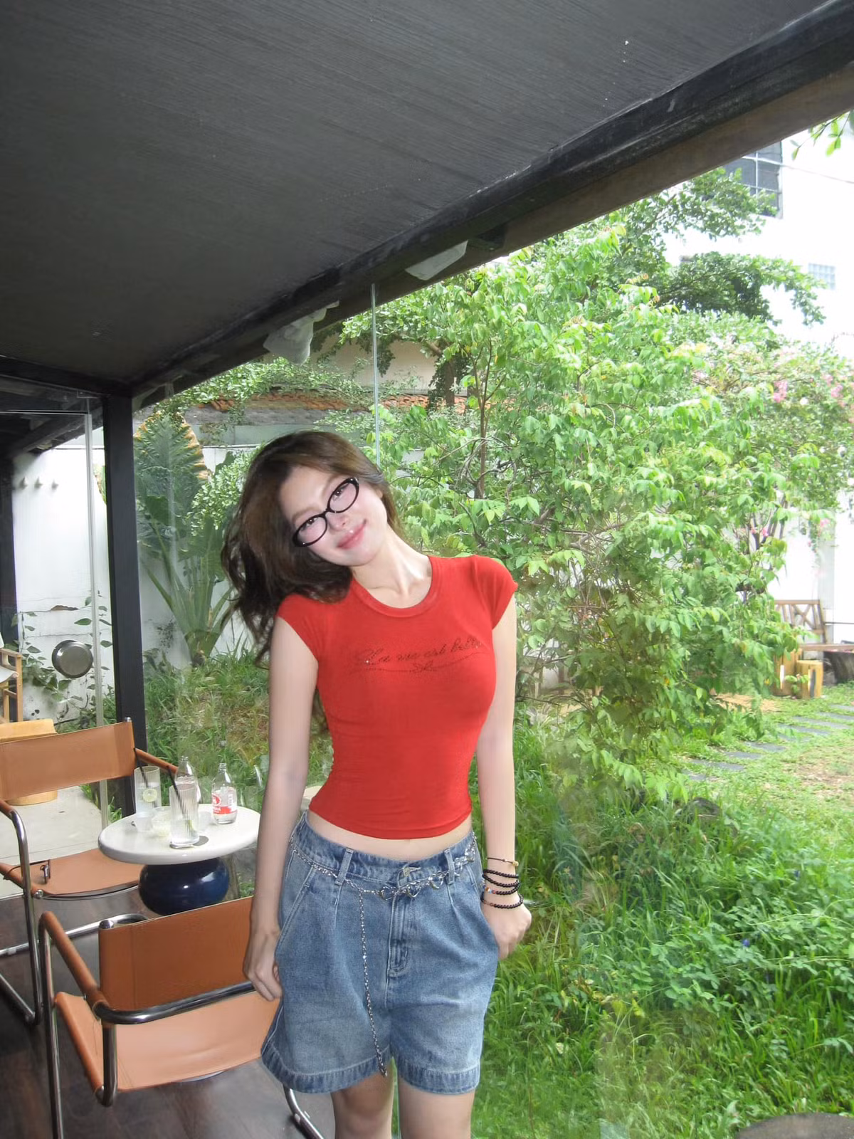 Từng được gọi với danh xưng "hot girl đeo kính", bạn gái tiền đạo Lê Minh Bình đã có sự thay đổi về ngoại hình, ngày càng trưởng thành và nữ tính hơn trước.