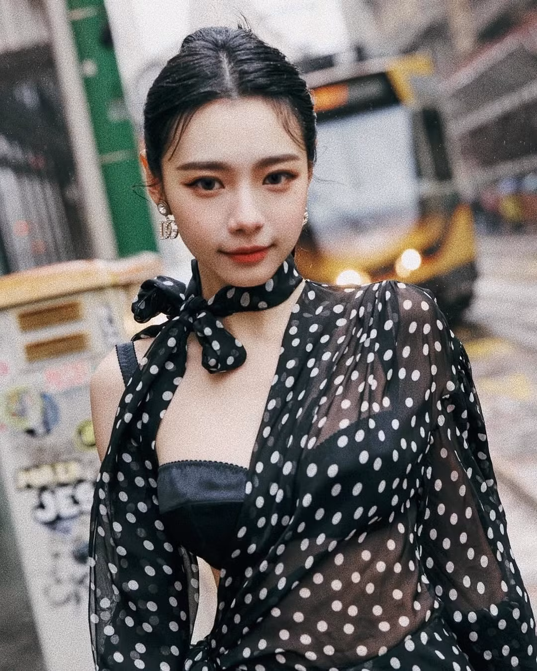 Hot girl U40 sở hữu đôi mắt to, mũi cao dọc dừa, làn da trắng không tỳ vết.