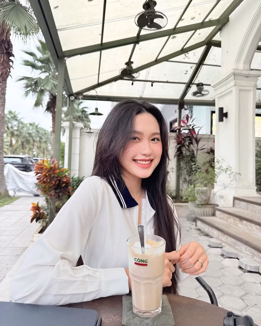 Trong loạt ảnh, Doãn Hải My diện set trang phục trẻ trung, năng động với gam màu nhẹ nhàng, tôn lên làn da trắng mịn và vẻ đẹp trong trẻo của mình.