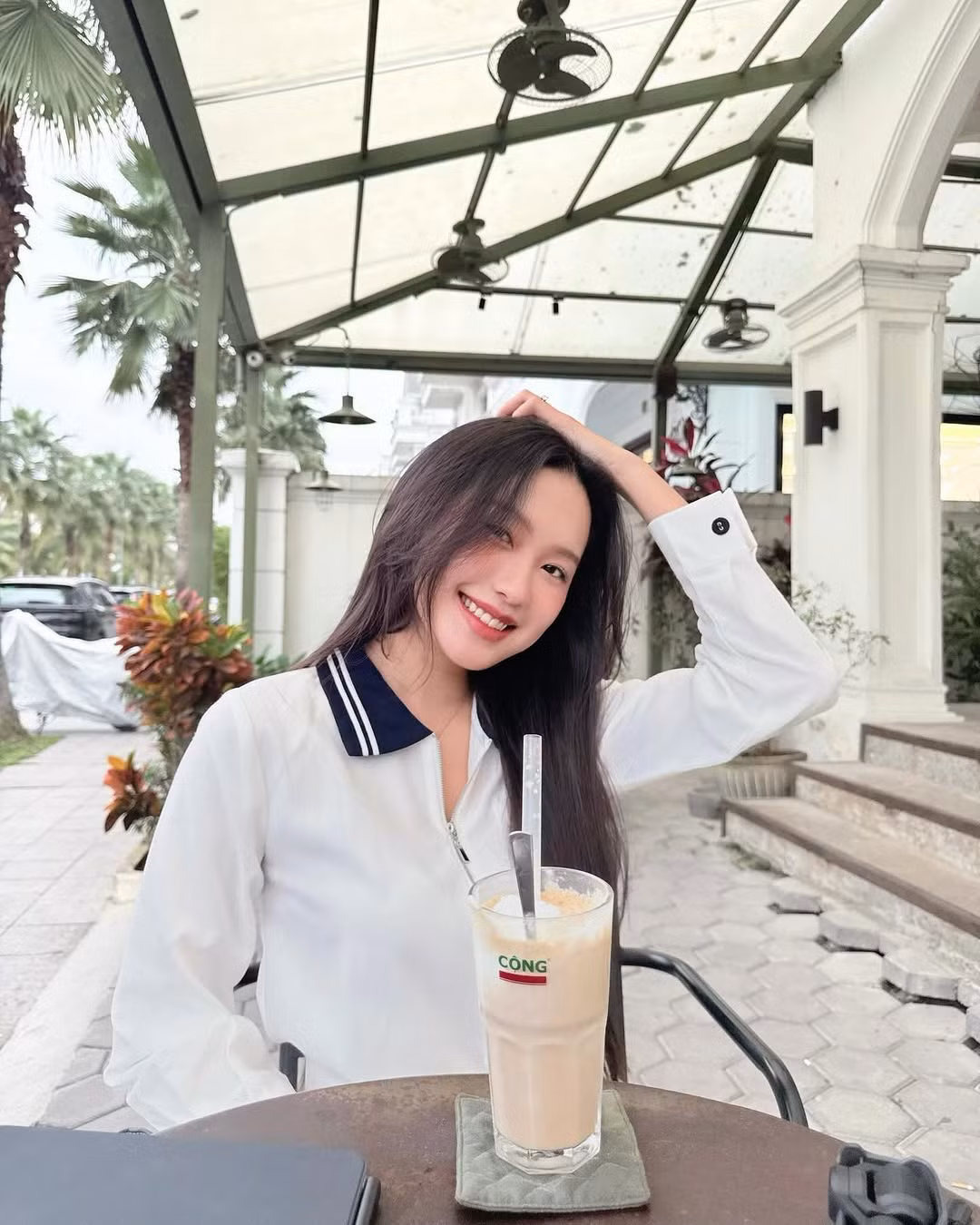 Cô nàng cũng lựa chọn lối trang điểm nhẹ nhàng như sương mai, tôn lên các đường nét tự nhiên trên gương mặt.