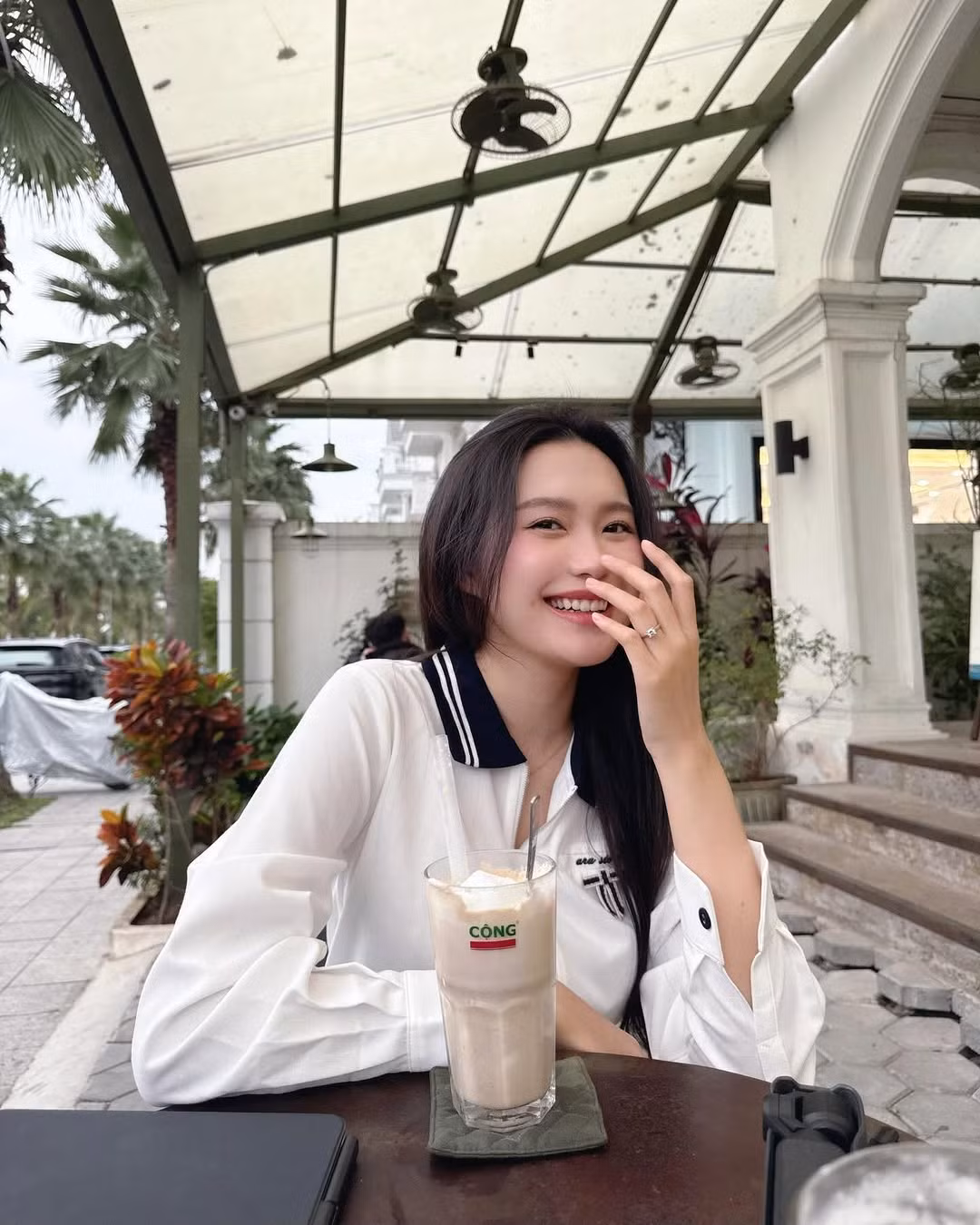 Mới đây, Doãn Hải My - bà xã của cầu thủ Đoàn Văn Hậu đã khiến cộng đồng mạng không khỏi "xao xuyến" trước loạt ảnh khoe nhan sắc chuẩn vibe "mối tình đầu" của mình.