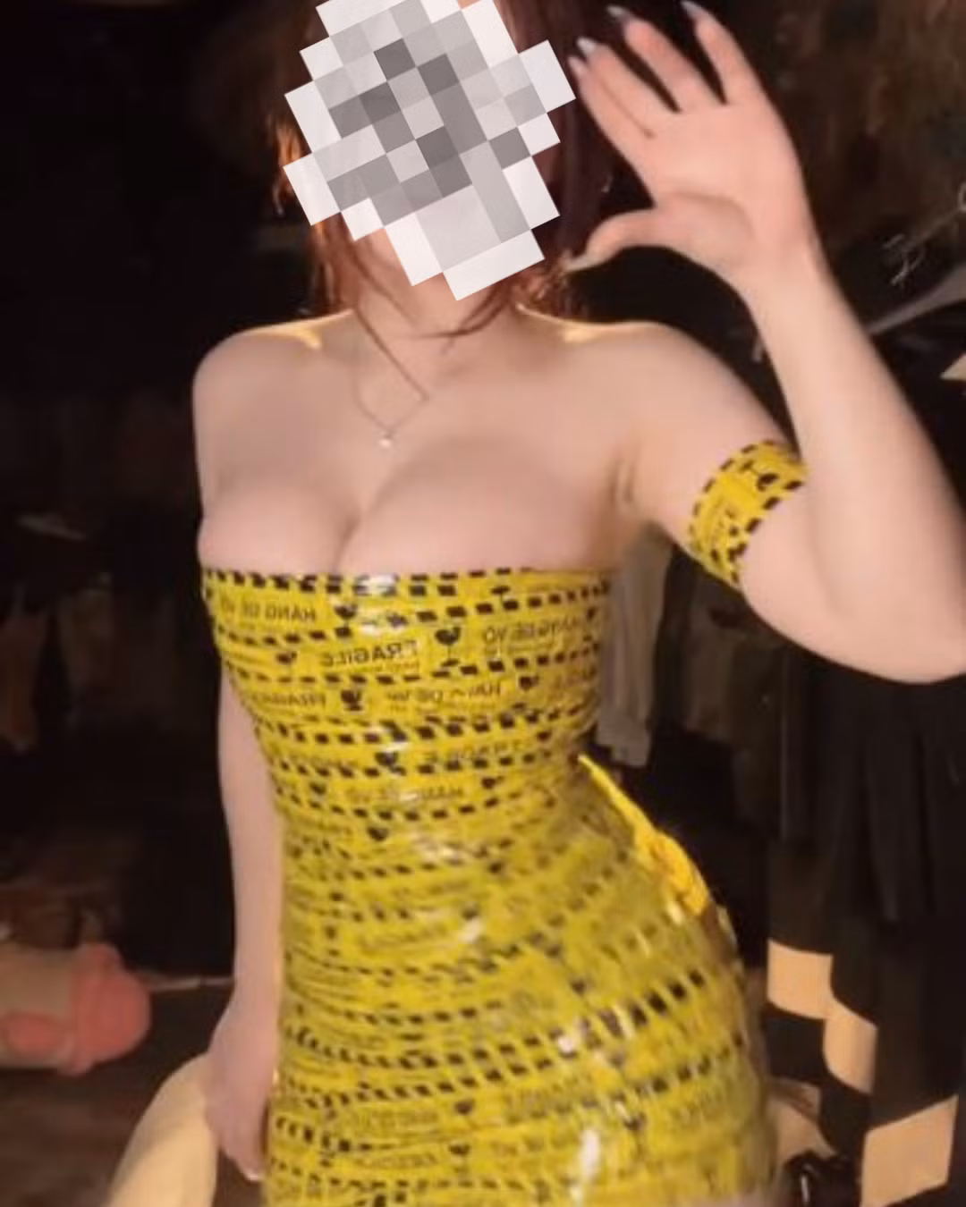 Trên các đoạn video, cô nàng thường ăn mặc khá "mát mẻ", khoe trọn đường cong cơ thể. Cách ăn mặc của cô nàng không ít lần nhận về nhiều bình luận tiêu cực, khiếm nhã.