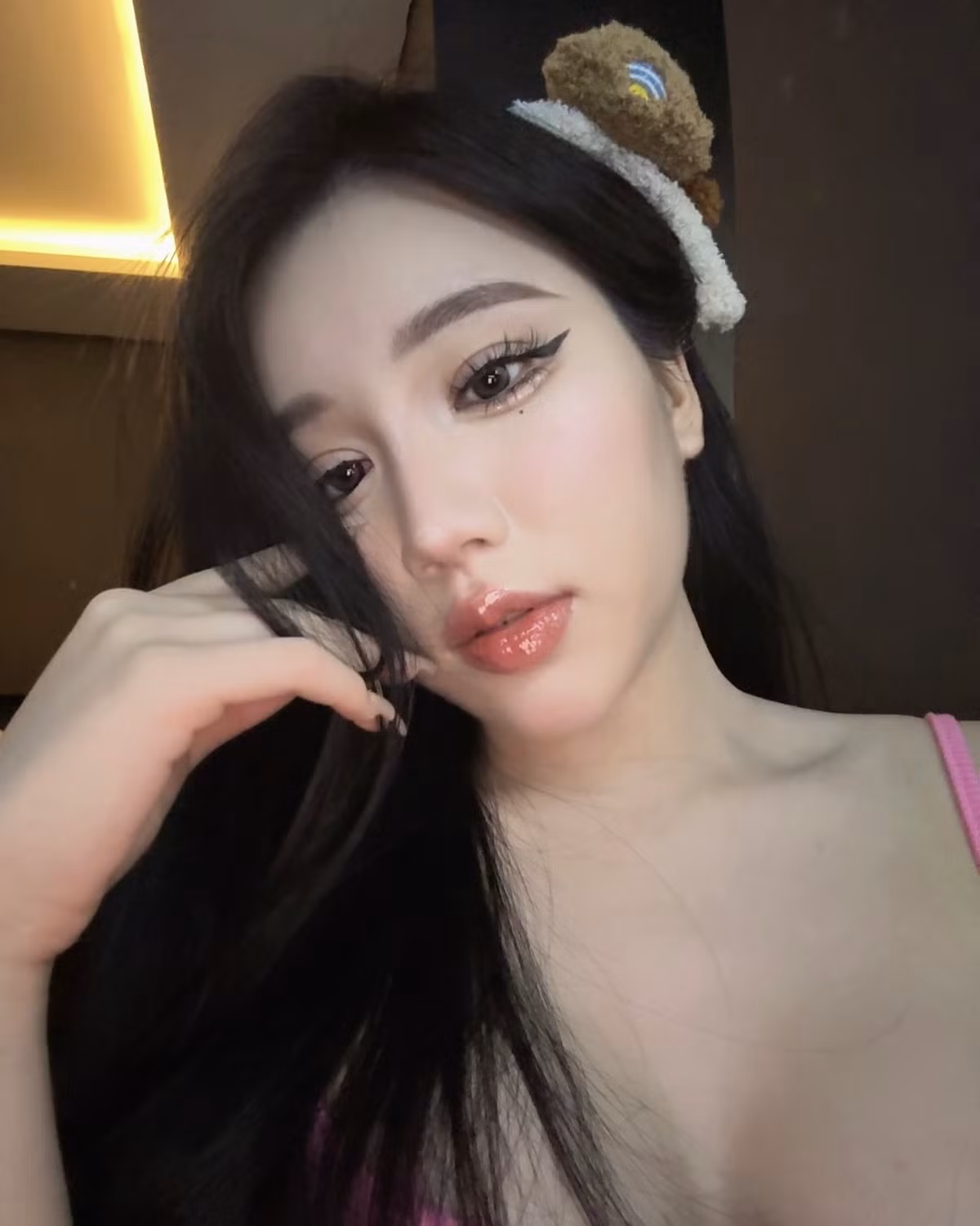 Yogurt Ng được biết đến là một nữ streamer sở hữu thân hình gợi cảm, quyến rũ bậc nhất làng game Việt. Cô nàng sở hữu đường cong khiến nhiều fan nam say đắm.