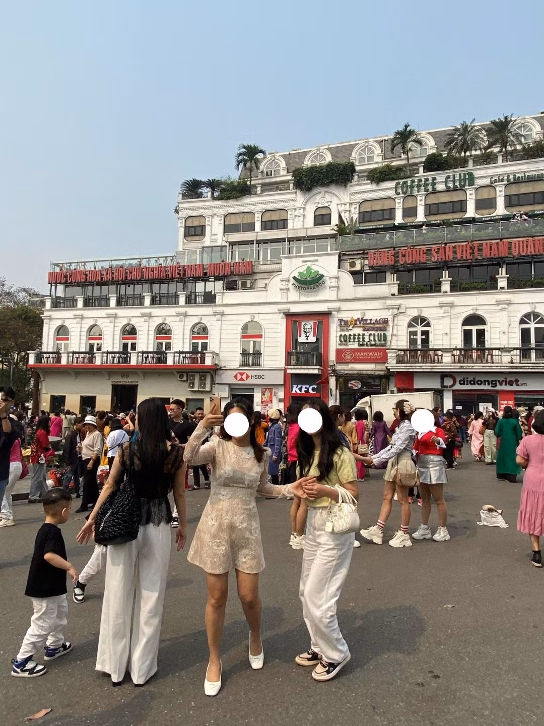 Không gian vốn đã đông đúc nay càng chật kín bởi dòng người háo hức muốn có những bức ảnh đẹp tại góc phố sầm uất này.