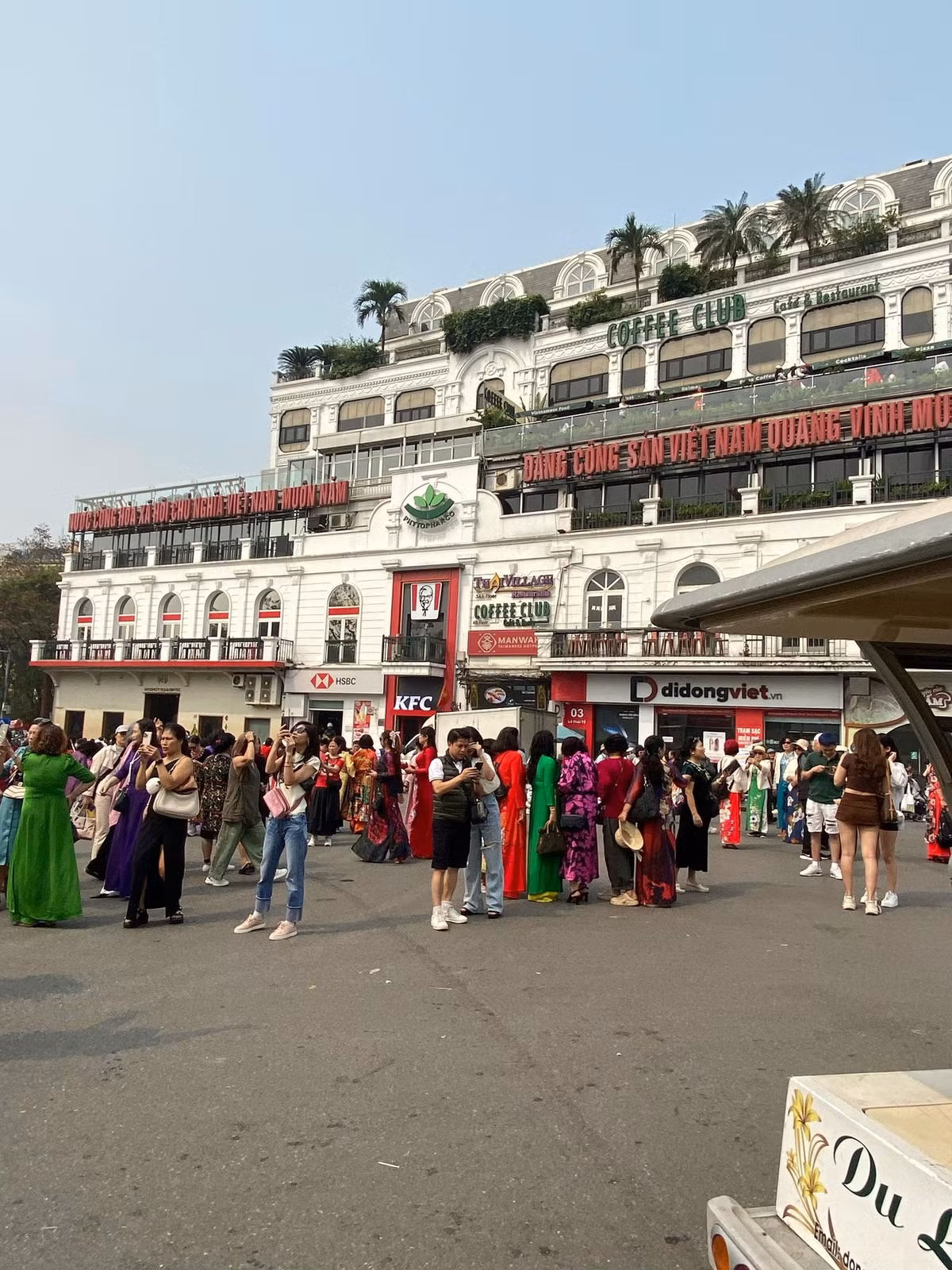 Không chỉ những ngày nghỉ vào cuối tuần mà cả vào ngày bình thường, lượng người đổ về Hàm cá mập vẫn rất lớn.