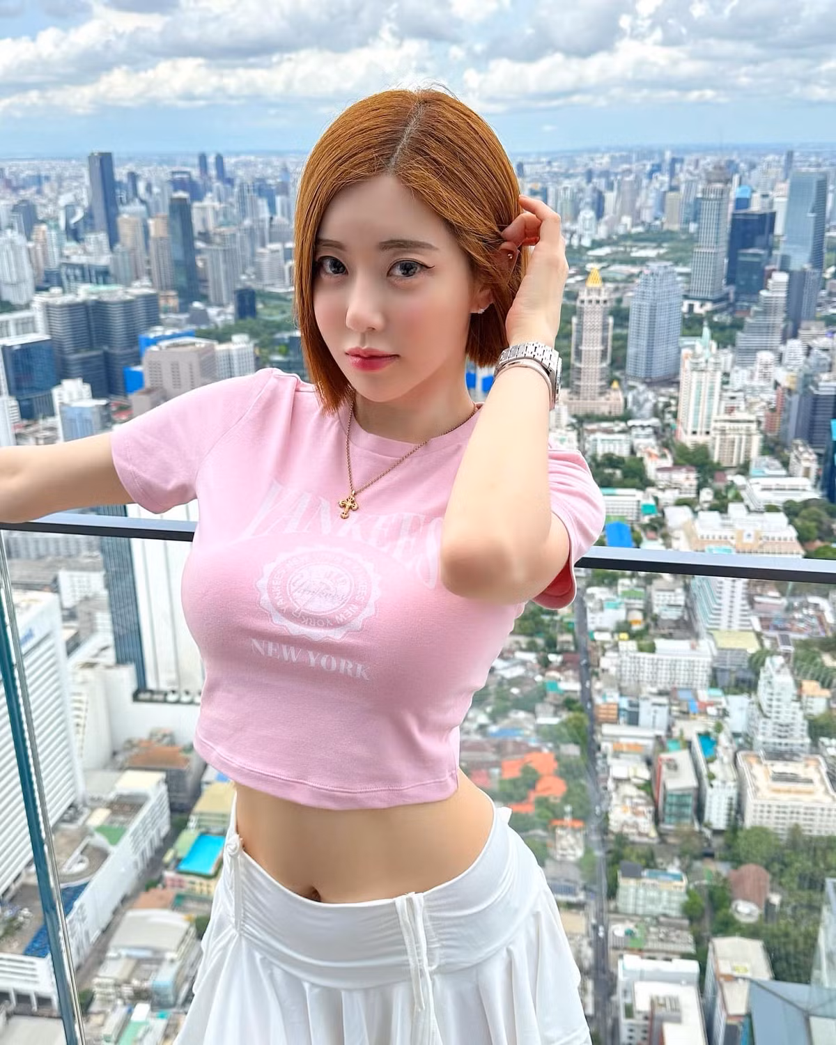 Tuy nhiên cũng chính phong cách này khiến cô nàng không ít lần gặp các rắc rối trong những buổi biểu diễn.