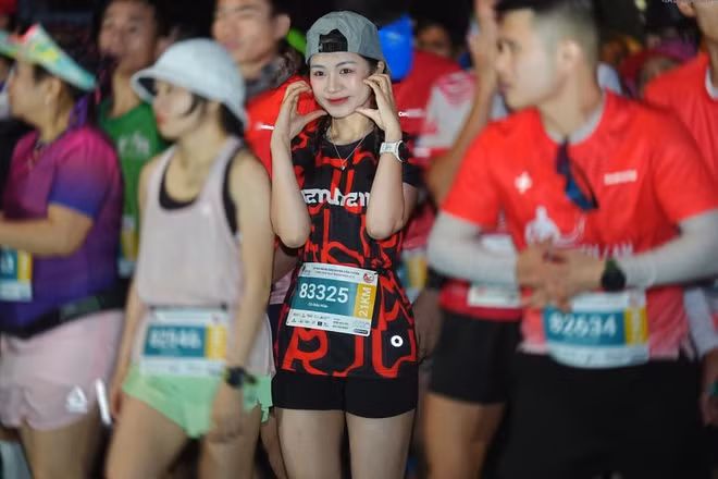 Được biết, Phan Thị Thu Hiền không chỉ đơn thuần tham gia để trải nghiệm mà còn là một người có niềm đam mê lớn với chạy bộ. Cô thường xuyên rèn luyện, tham gia nhiều giải chạy khác nhau để thử thách giới hạn bản thân.