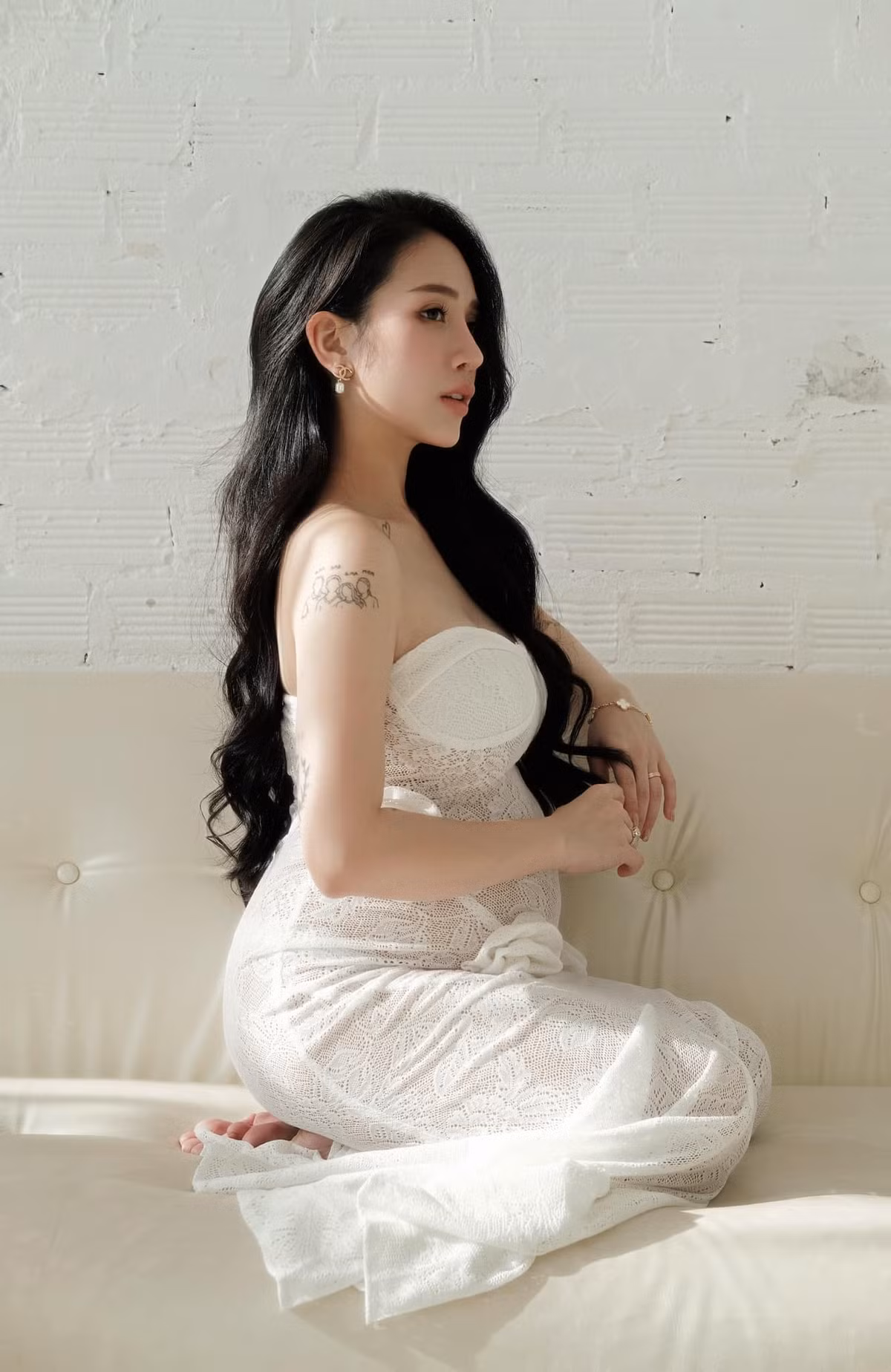 Bên cạnh đó, loạt hình xăm nhỏ trên cơ thể càng làm tăng thêm vẻ cá tính cho cô nàng.