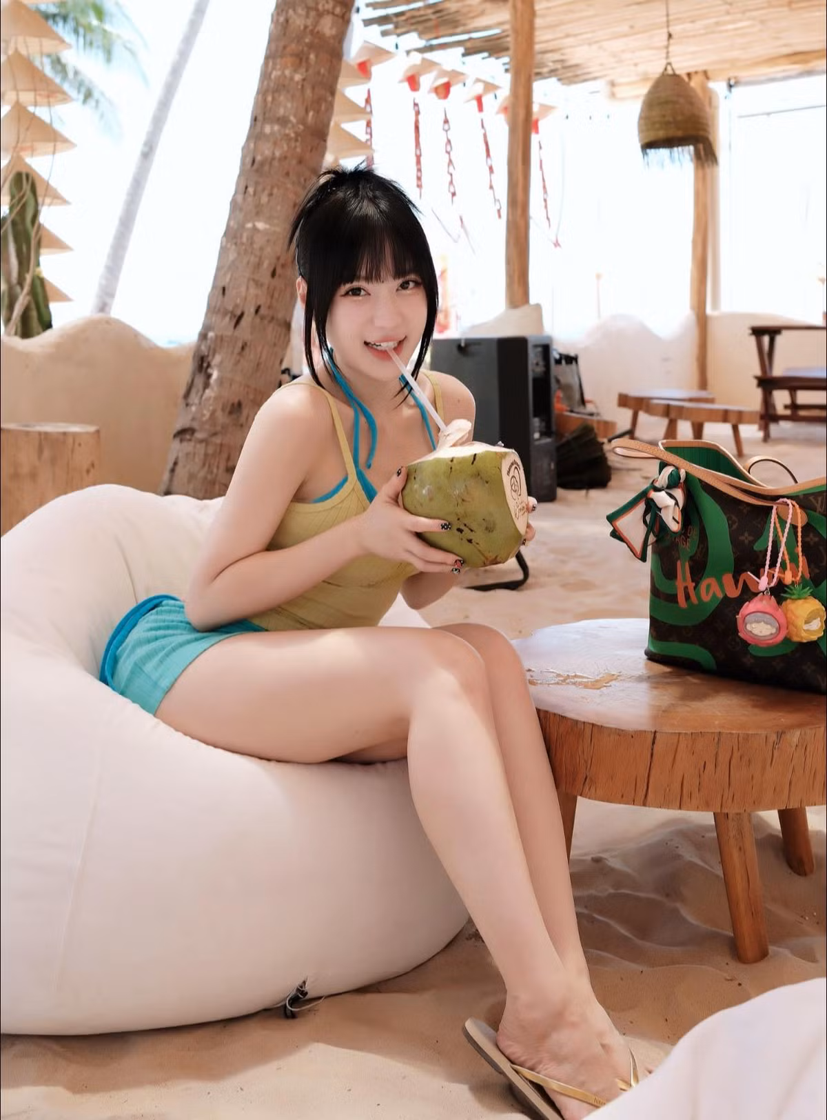 Điểm nhấn trong bộ ảnh là cách cô nàng tự tin khoe trọn vẻ đẹp của mình dưới ánh nắng vàng rực rỡ, cùng với phong cách thời trang biển hiện đại và cuốn hút.