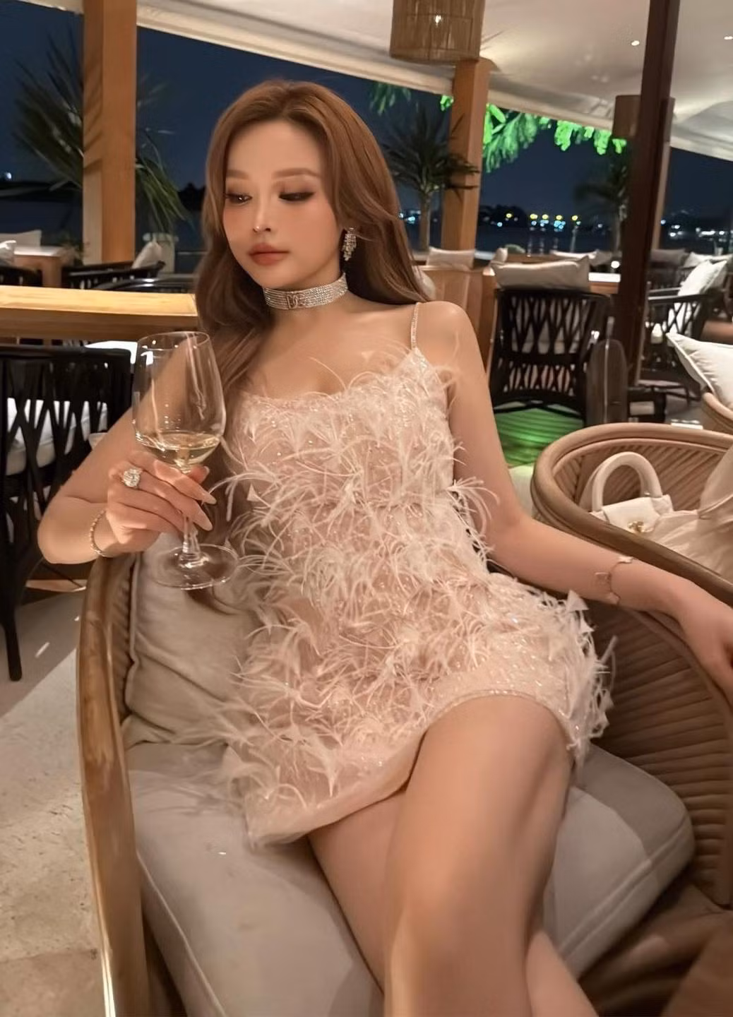 Hiện tại, Huyền Baby có cuộc sống sang chảnh, sở hữu loạt hàng hiệu đắt đỏ, biệt thự xa hoa và nhan sắc ngày càng thăng hạng.