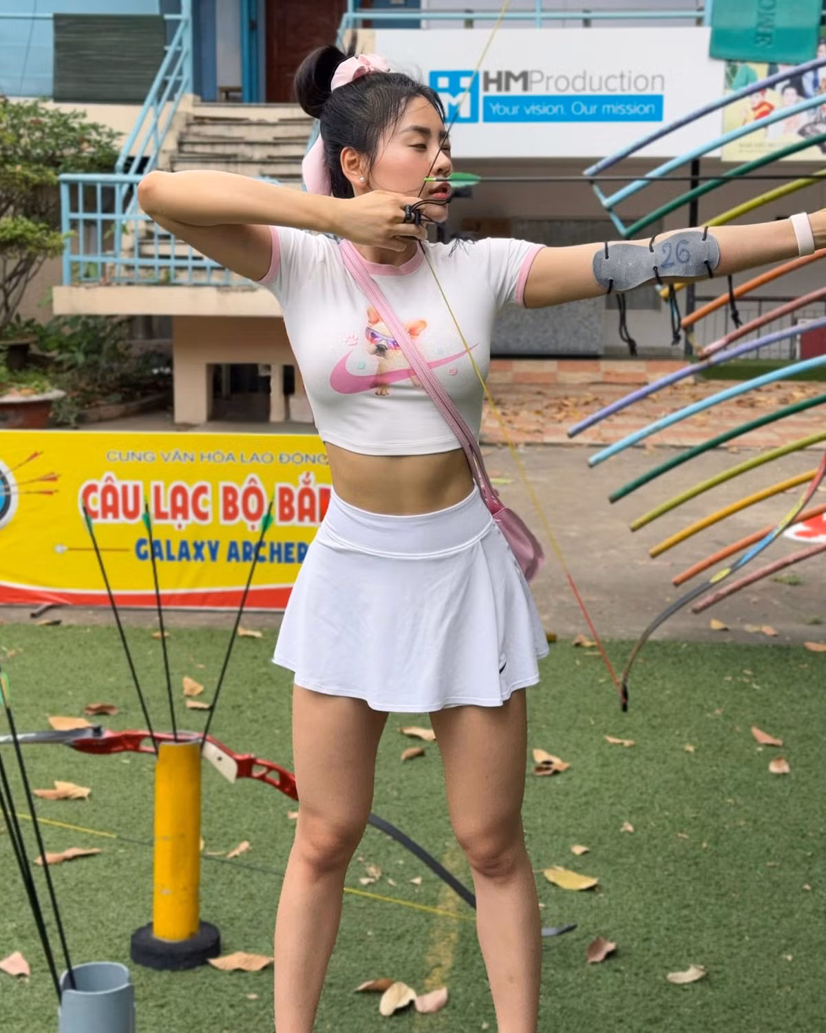 Tuy nhiên, sau buổi tập, hot girl gym không giấu được những vết bầm tím trên cánh tay, hậu quả của những cú kéo dây cung mạnh mẽ.