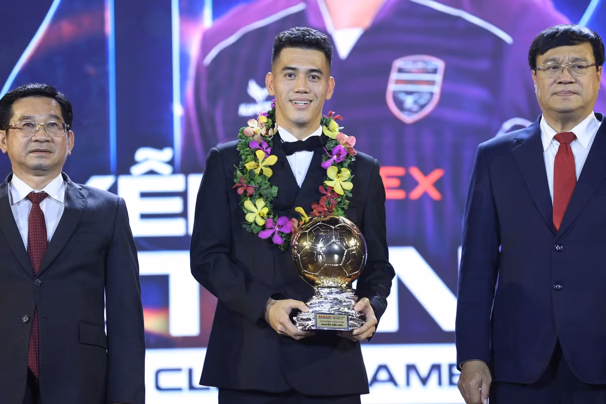 Việc Tiến Linh chia sẻ những khoảnh khắc này không chỉ thể hiện tính cách khiêm tốn, mà còn cho thấy anh luôn ghi nhớ về những khó khăn đã trải qua, để từ đó trân trọng hơn những gì mình đang có. Điều này khiến cho hình ảnh của Tiến Linh không chỉ đẹp trên sân cỏ mà còn đẹp ở nhân cách ngoài đời.