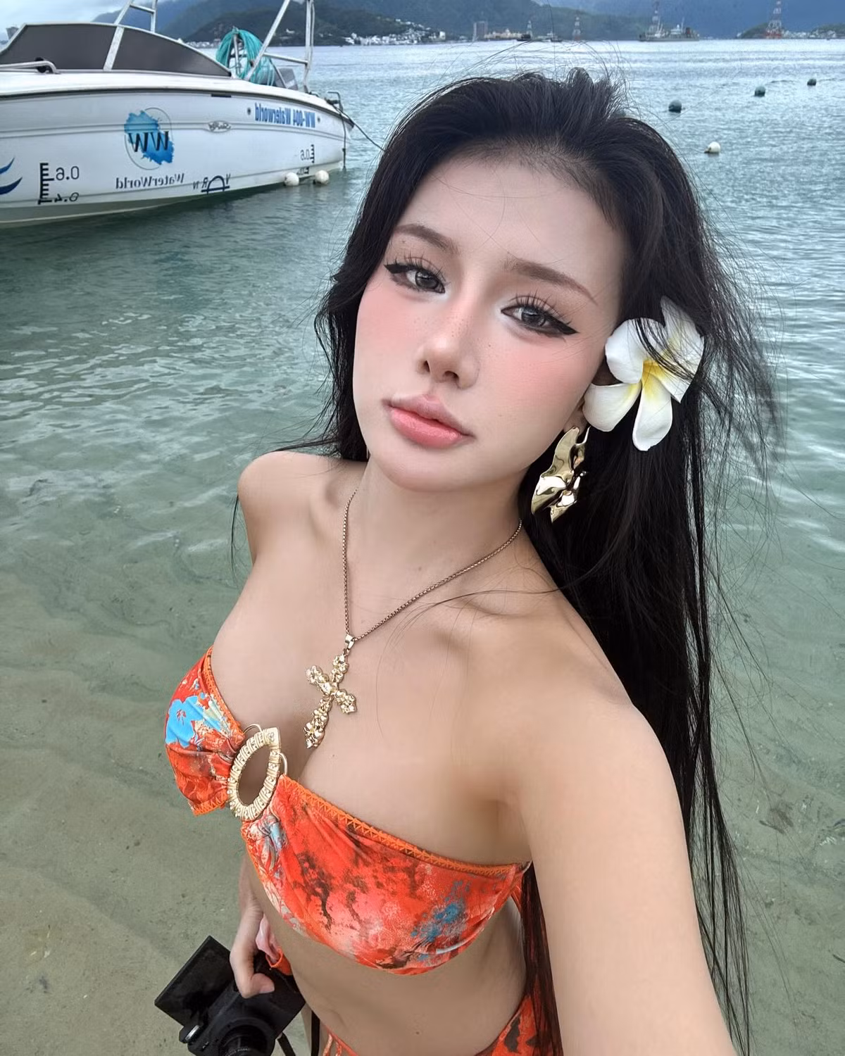 Dù chưa đến hè nhưng Xuân Ca thời gian gần đây đã liên tục đốt mắt người xem với những thiết kế bikini hai mảnh nóng bỏng.