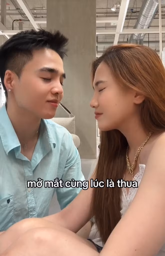 Cặp đôi gây chú ý khi đăng tải những clip tương tác cực kỳ thân mật, có nội dung xoay quanh chuyện yêu đương. Chẳng hạn như “Ham quen trai nhỏ tuổi hơn giờ như có thêm đứa con trai”, “Lỡ hỏi bạn trai ‘Sau này em cưới anh nhưng em vẫn yêu Jungkook nhất có được không?’ xong giờ phải năn nỉ ảnh đừng dỗi”,...