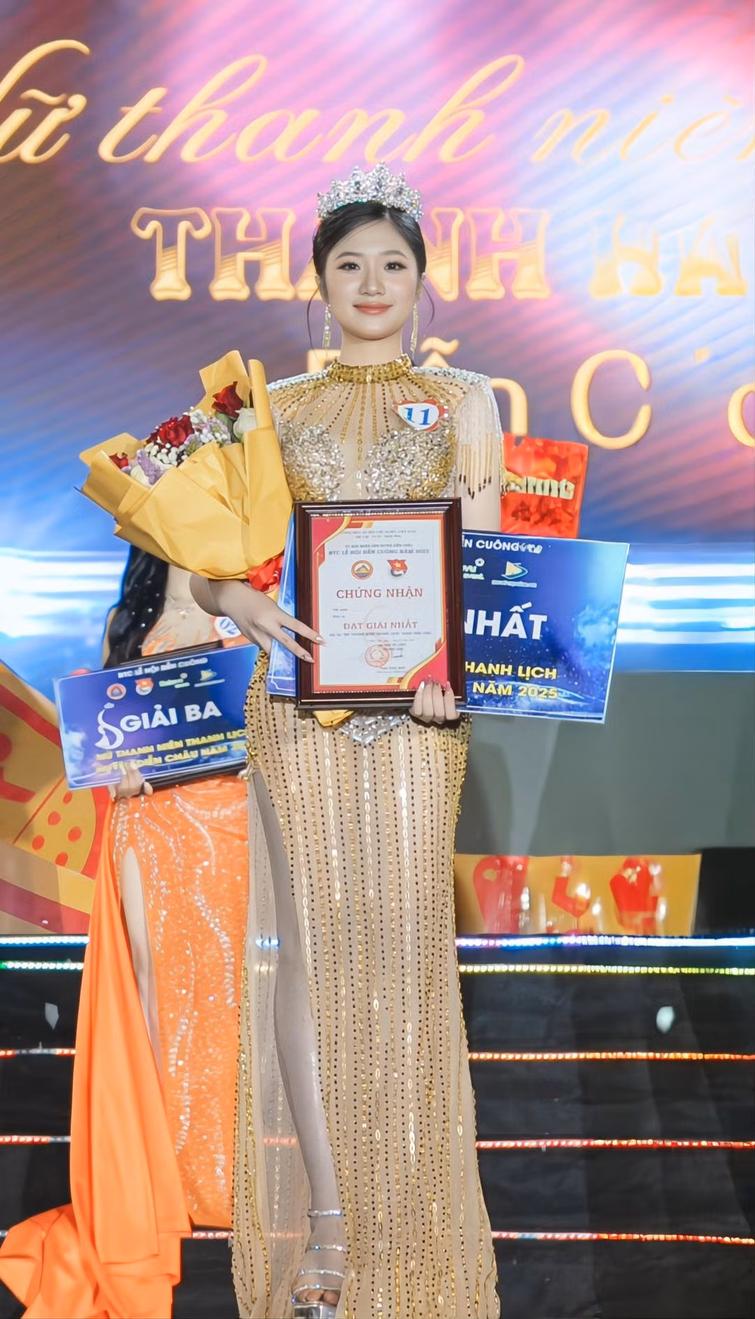 Nằm trong khuôn khổ Lễ hội đền Cuông - Diễn Châu (Nghệ An) năm nay, cuộc thi Nữ thanh niên thanh lịch 2025 đã thu hút rất nhiều sự chú ý của người dân Nghệ An nói riêng và một số tỉnh thành khác nói chung. Hình ảnh cô gái đạt giải Nhất của cuộc thi với nhan sắc xinh đẹp được nhiều người chia sẻ trên mạng xã hội đã thu hút rất nhiều lượt yêu thích và tương tác.