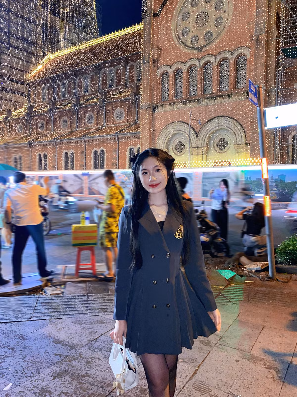 Cô nàng theo đuổi phong cách nhẹ nhàng, nữ tính, phù hợp với lứa tuổi.