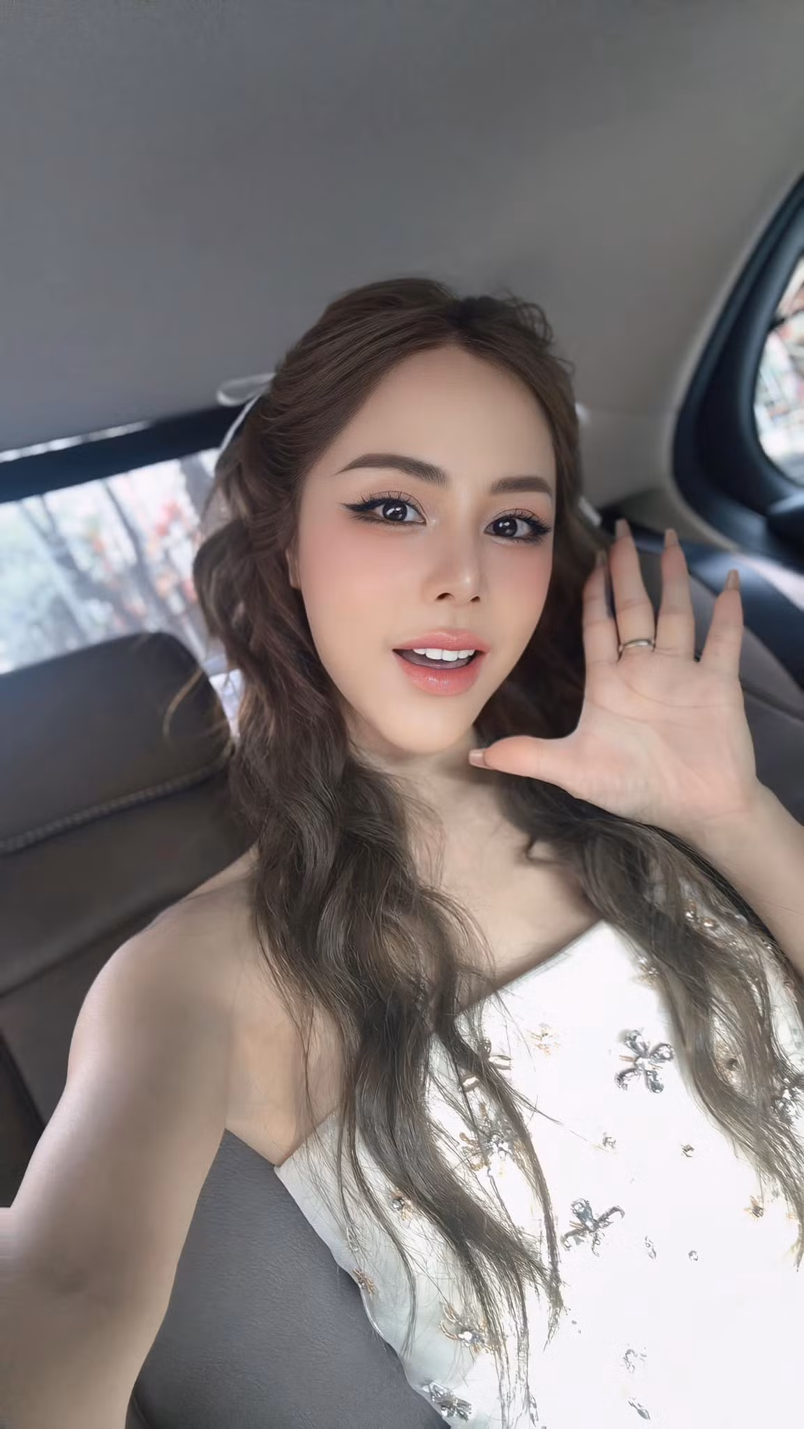 Cô thường xuyên xuất hiện với những bộ cánh sang trọng, không ngần ngại thử nghiệm nhiều phong cách khác nhau, từ nữ tính, quyến rũ đến cá tính, phá cách.