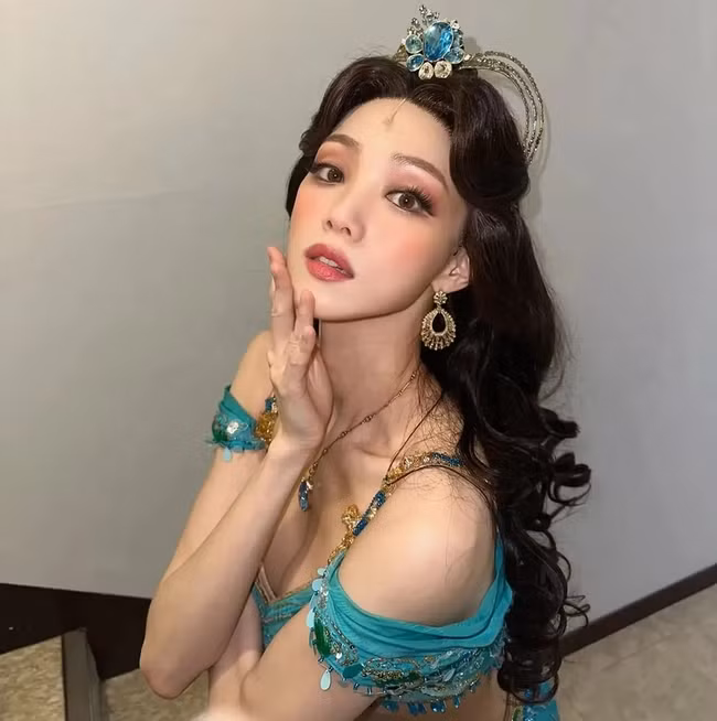 Vào chiều ngày 6/3 vừa qua, nữ diễn viên Lee Sung Kyung đã chia sẻ một số bức ảnh mới trên trang cá nhân, thu hút sự chú ý của người hâm mộ. Trong loạt ảnh, cô xuất hiện với tạo hình của công chúa Jasmine – nhân vật kinh điển trong bộ phim hoạt hình Aladdin của Disney.