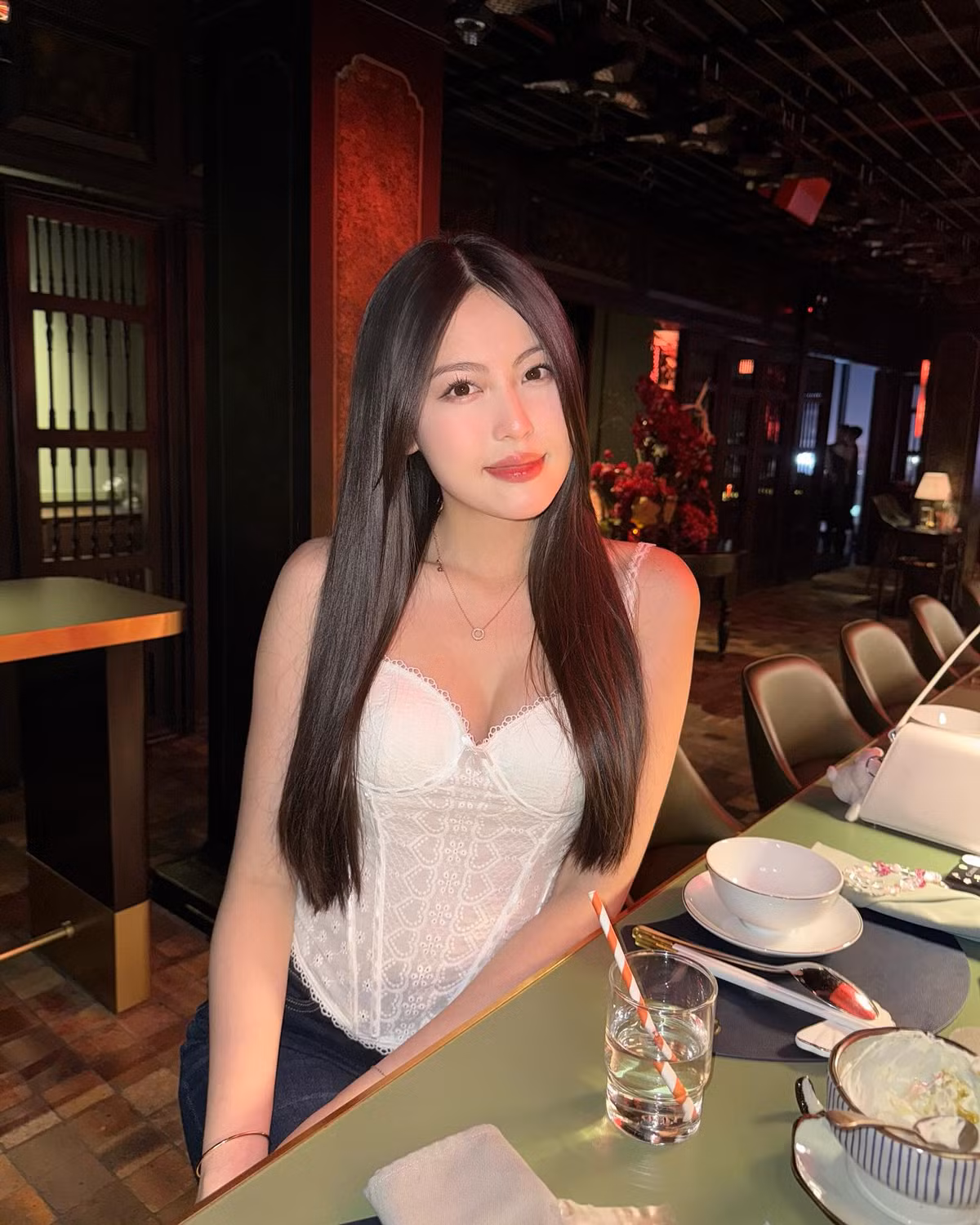 Dưới ánh đèn lung linh của nhà hàng sang trọng, nhan sắc của "bạn gái HIEUTHUHAI" càng thêm phần nổi bật.