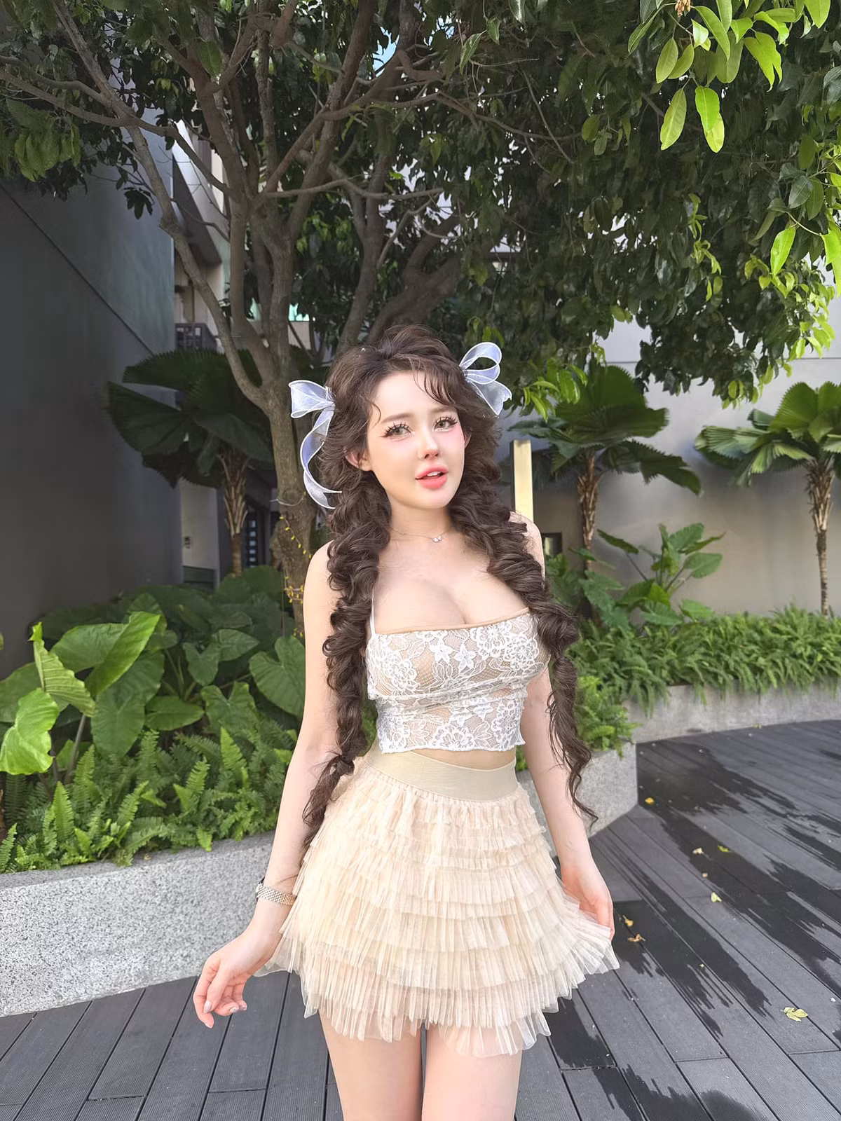 Cô nàng cũng thông tin trên trang cá nhân trong một bài đăng khác rằng những ngày qua nữ DJ thường xuyên bị đau bụng dữ dội. Sáng 12/3 nữ DJ đã vào bệnh viện để xét nghiệm, siêu âm, chụp CT. Cuối cùng, bác sĩ kết luận Ngân 98 bị viêm ruột thừa, phải nhập viện để mổ gấp.