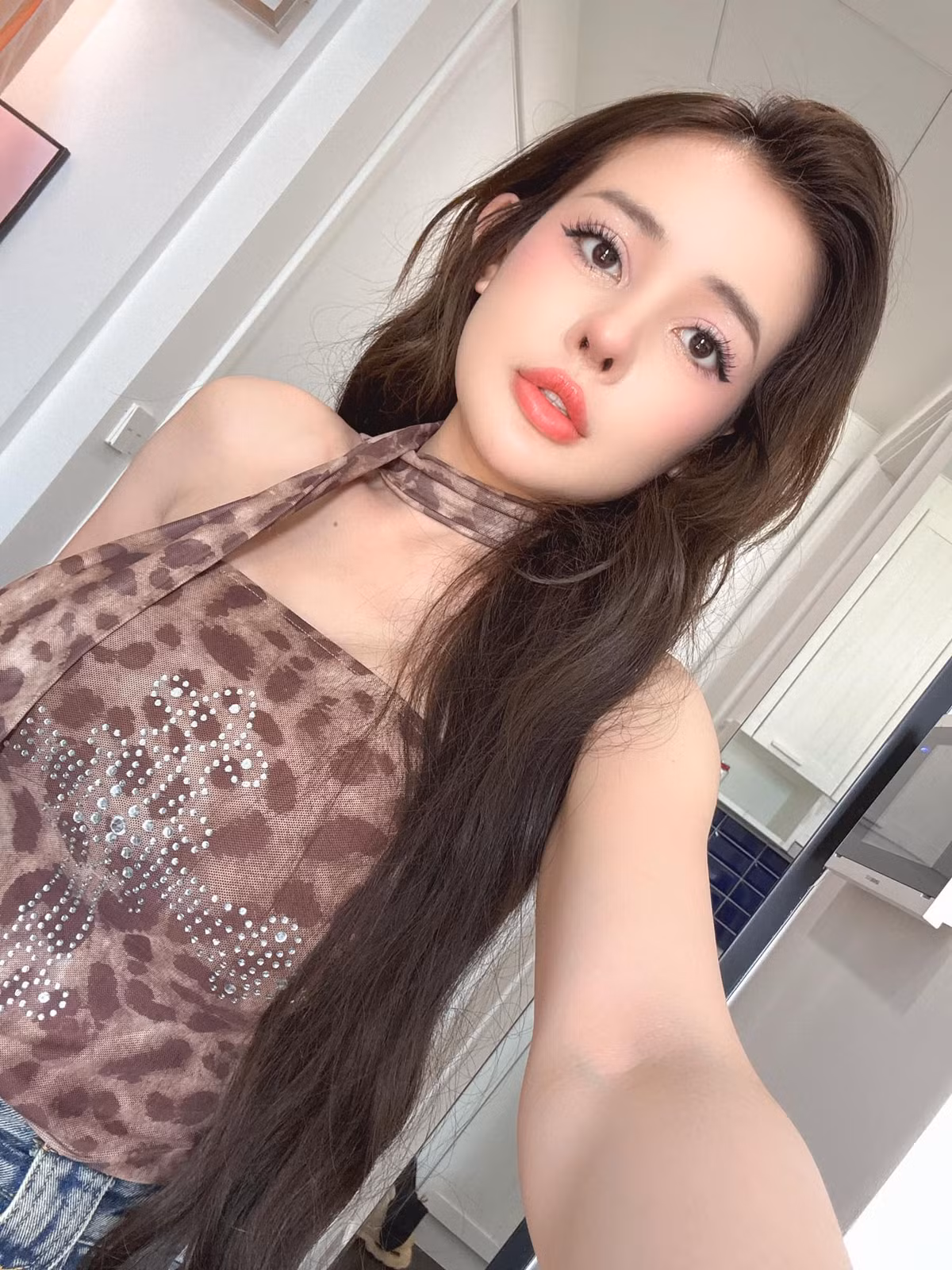 Việc hủy show diễn đồng nghĩa với việc cô nàng mất đi một khoản thu nhập kha khá, khi hiện tại cái tên Ngân 98 đang khá "hot", cô nàng cũng có lịch trình đi diễn dày đặc.