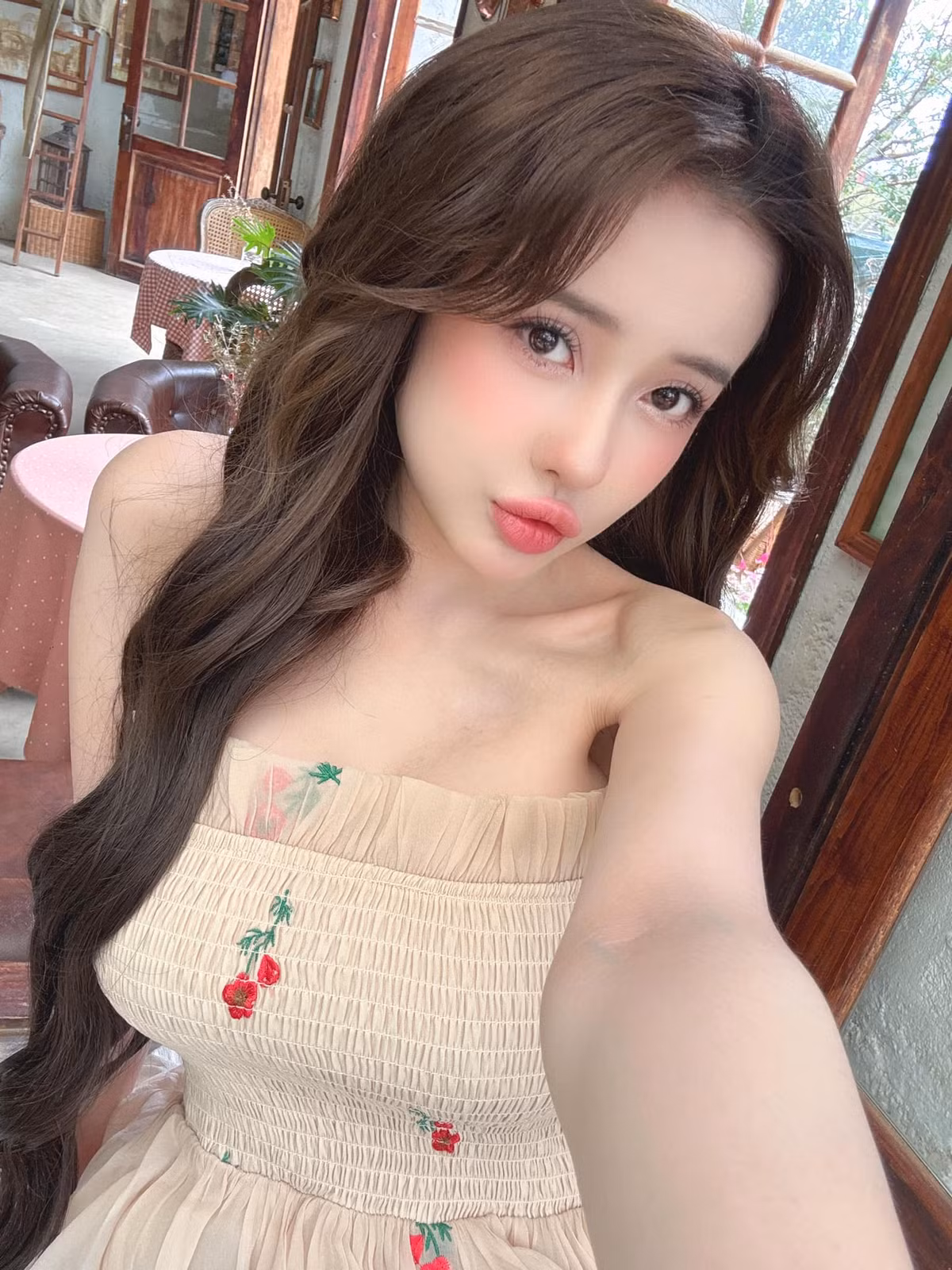 Bên cạnh cát-xê, Ngân 98 còn nhận được khoản "tiền bo" đáng kể từ khán giả trong mỗi đêm diễn.