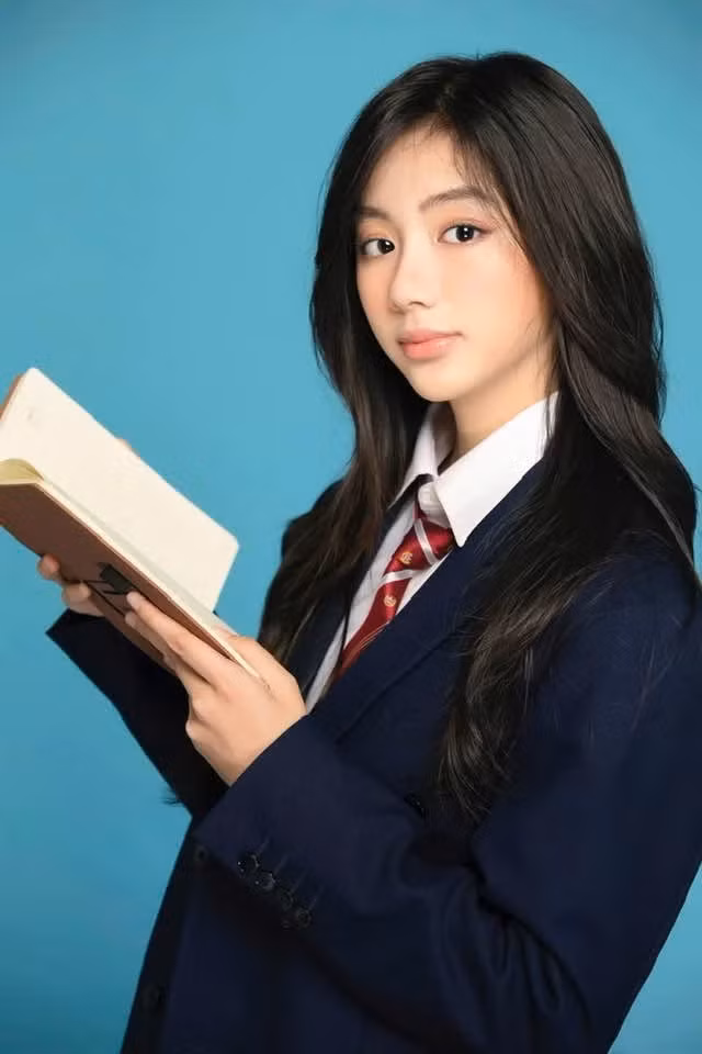 Cô nàng tuổi teen gây thương nhớ với thần thái dịu dàng, nền nã và đậm chất nàng thơ.
