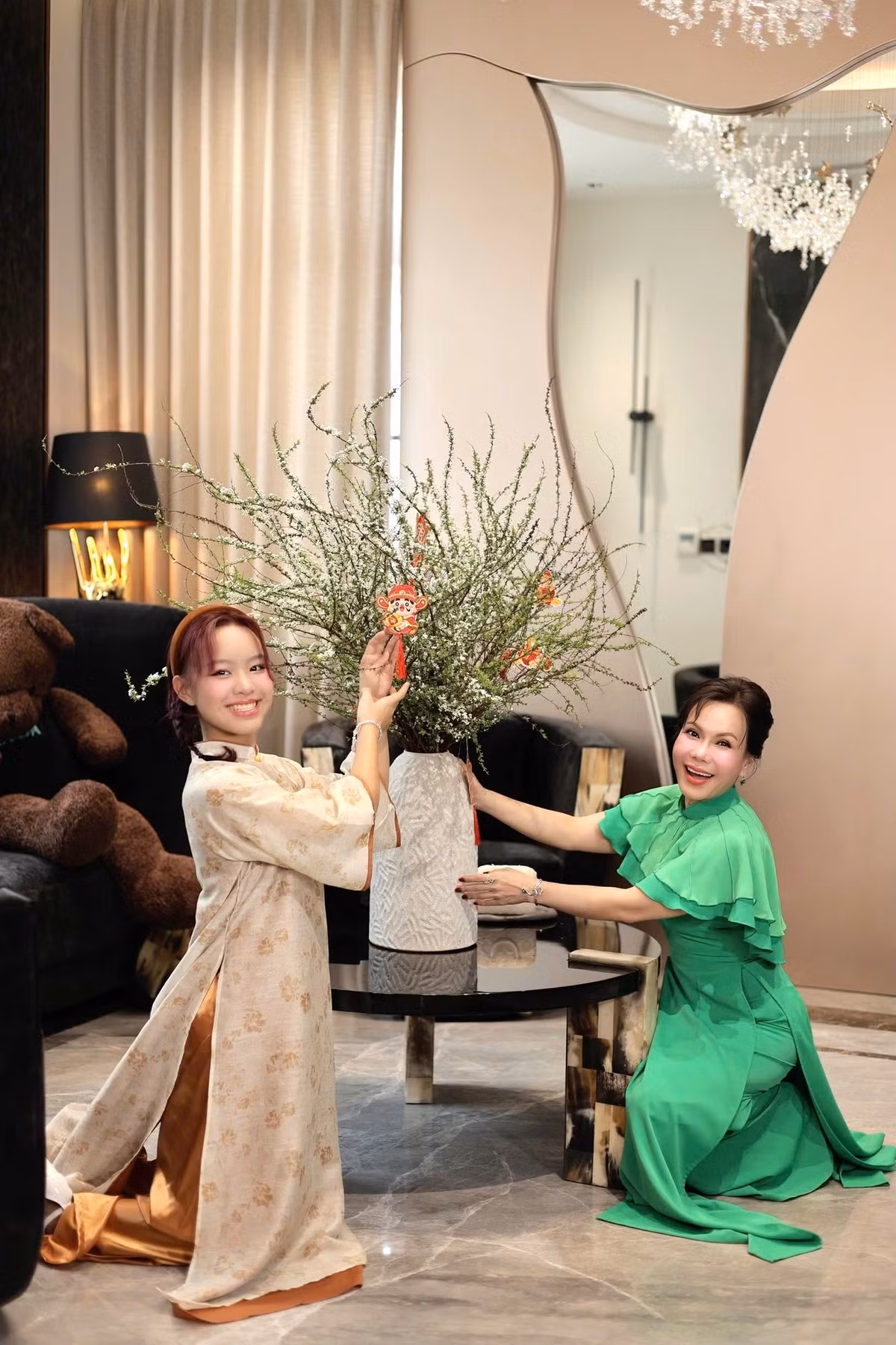 Việt Hương và Hoài Phương kết hôn năm 2004 và sinh bé Elyza (tên đầy đủ là Elyza Phương Vy) năm 2009.