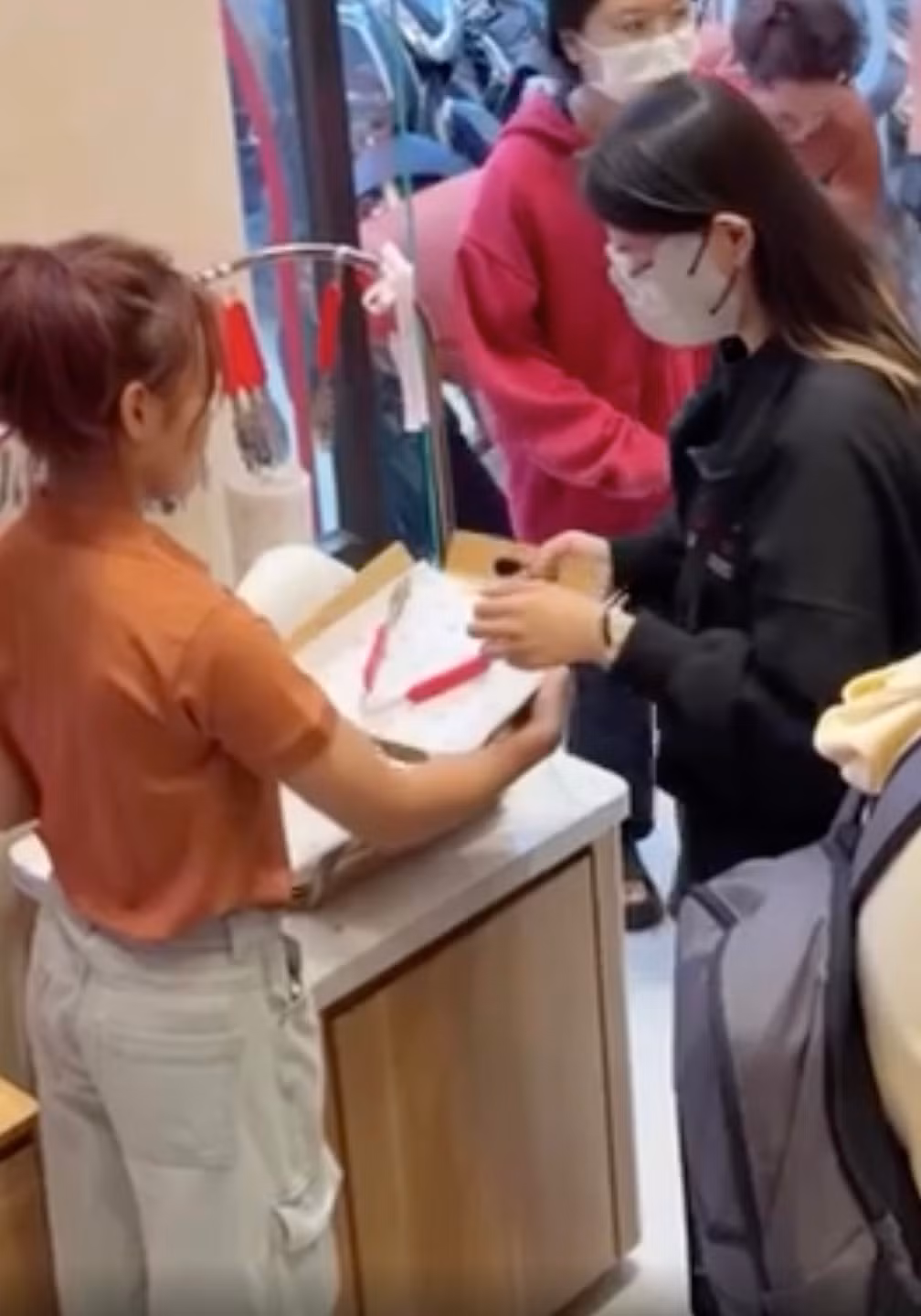 Theo đó, trong đoạn video được Việt Hương đăng tải trên trang cá nhân, cô bé Elyza nghiêm túc hướng dẫn, tư vấn cho khách hàng với thái độ chuyên nghiệp, tập trung. Cô nàng cũng ăn mặc vô cùng giản dị. Nữ diễn viên hài hước viết: "Cục vàng thì cũng bán hàng nha con. Con em đi bán khách hàng quay gửi em. Cả nhà ủng hộ con em còn về mai đi học".