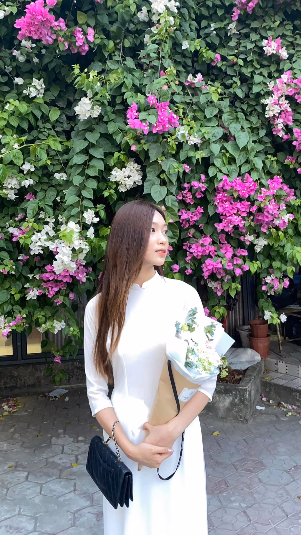 Khánh Chi trong tà áo dài trắng truyền thống.