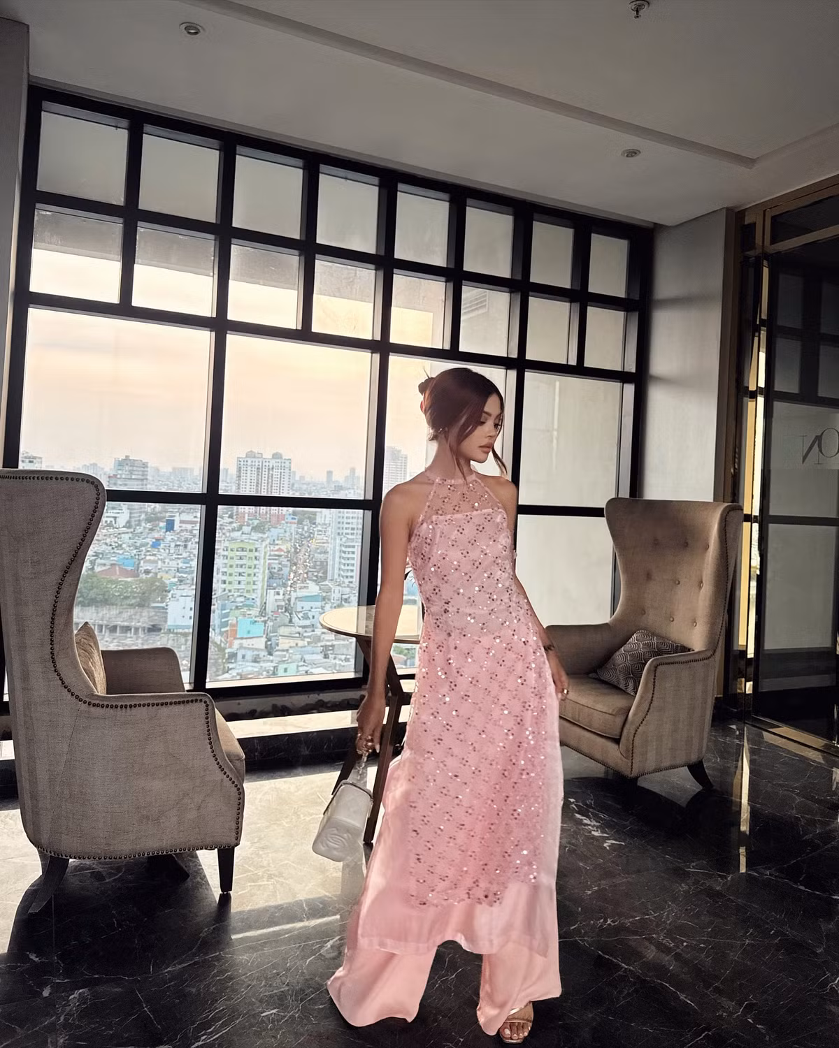 Với vẻ đẹp lai Tây sắc sảo, kết hợp cùng trang phục mang đậm dấu ấn văn hóa Việt, cô nàng nhanh chóng trở thành tâm điểm bàn luận của cộng đồng mạng.