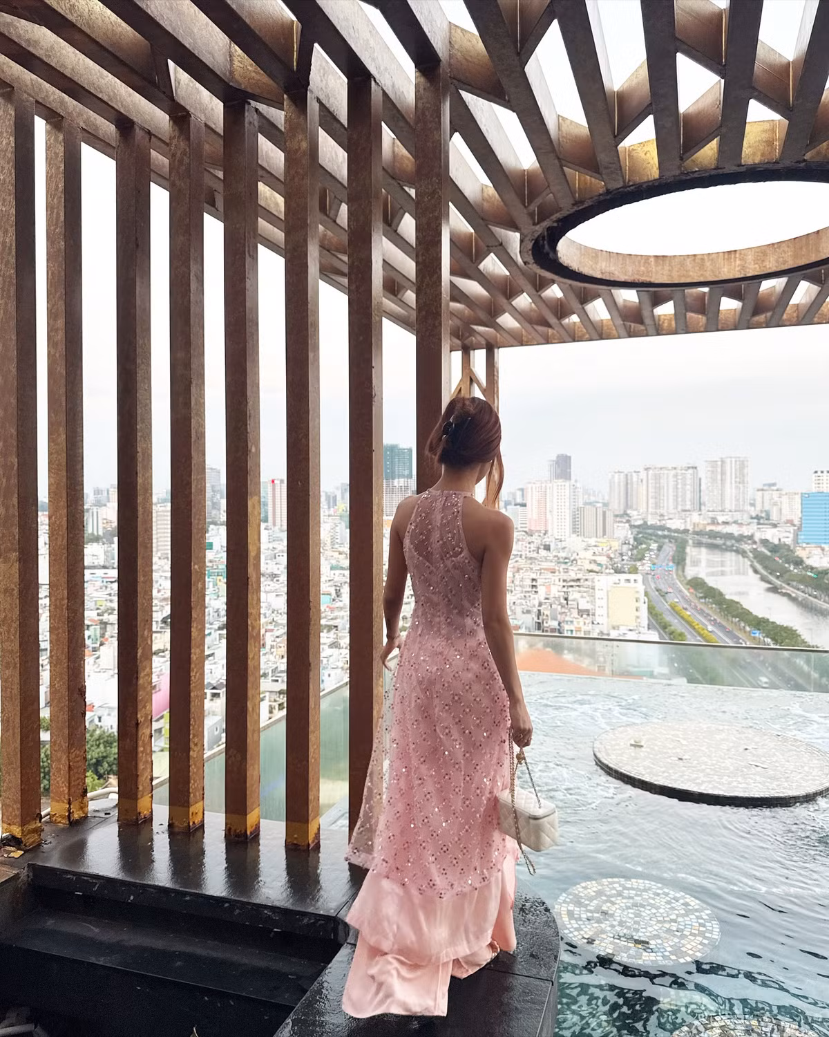 "Nữ thần thì vẫn là nữ thần", "bà này mặc áo dài Việt nghe hợp quá chừng nghe", "người ta mặc áo dài Việt mà nhìn không biết cứ tưởng người Việt luôn không đó" - fan Việt hào hứng bình luận.