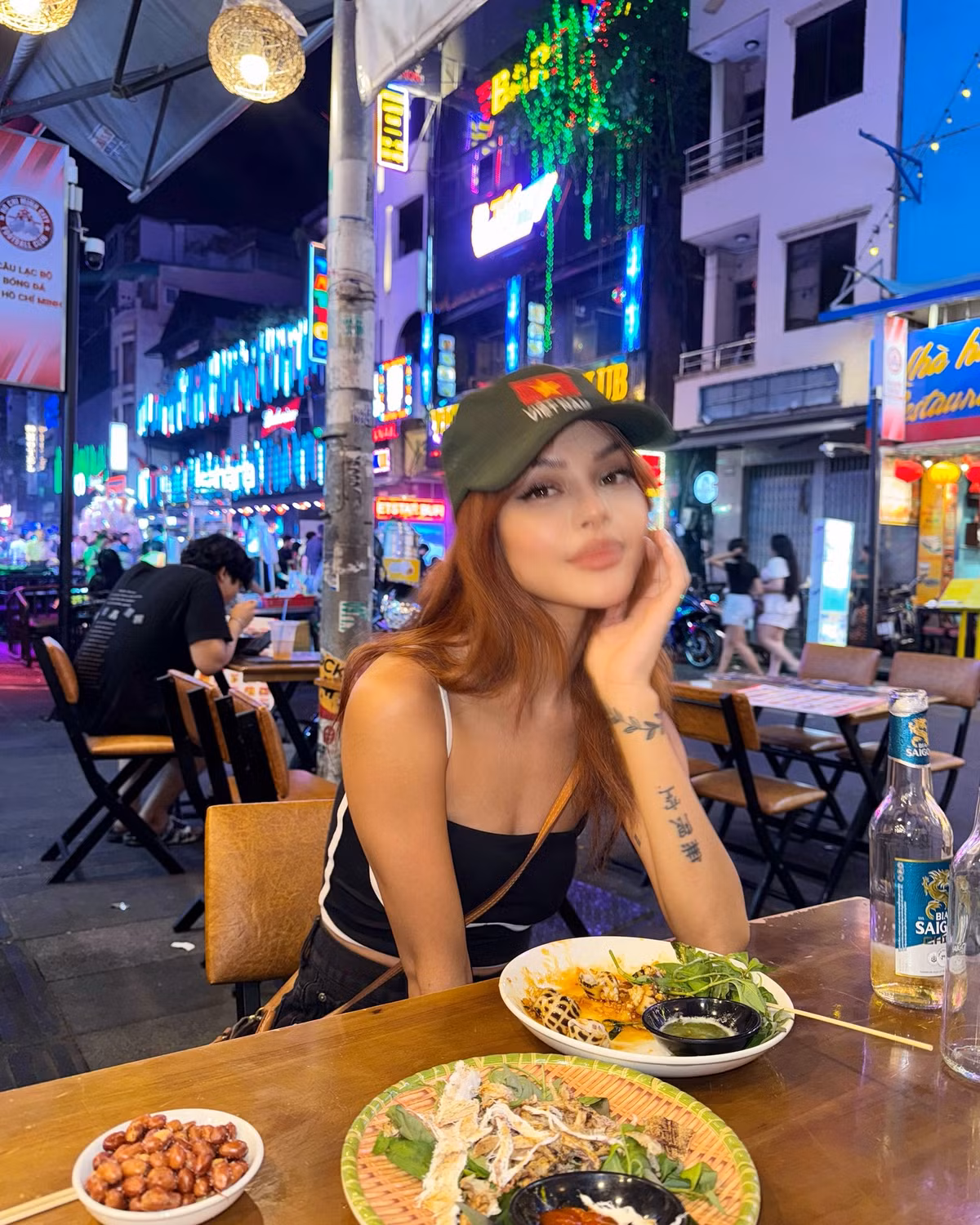 Lily Maymac cũng chia sẻ loạt ảnh đồ ăn đường phố mà cô có cơ hội thưởng thức tại Việt Nam như bánh mì chảo, bánh xèo, bún chả, ốc,... Trong một tấm hình ngồi ăn tại hàng quán vỉa hè, hot girl sinh năm 1994 đội một chiếc mũ lưỡi trai in dòng chữ “Việt Nam” và lá cờ đỏ sao vàng.