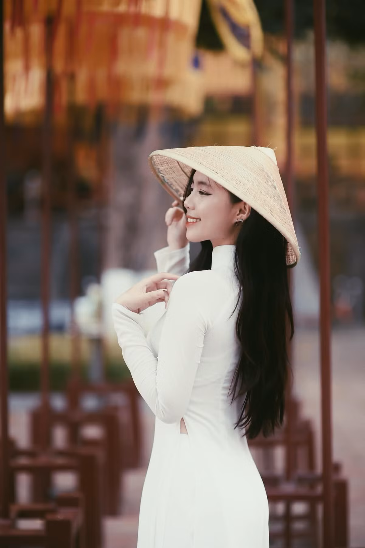 Nữ quân nhân đẹp rạng ngời, dịu dàng trong tà áo dài trắng truyền thống.