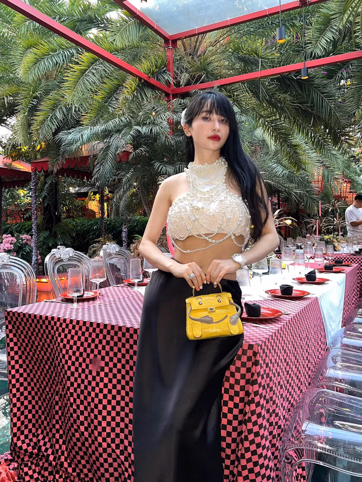 Túi Kelly Doll - một trong các mẫu túi vô cùng hiếm thuộc bộ sưu tập túi xách của Mina Phạm. Hermès không sản xuất nhiều túi Kelly Doll. Phần lớn túi được bán thông qua hình thức đặt hàng đặc biệt dành cho nhóm khách hàng cao cấp nhất. Trên thị trường thứ cấp, giá túi Kelly Doll cao ngất ngưỡng, dao động trong khoảng 30.000-80.000 euro (824,7 triệu đồng - 2,2 tỷ đồng) đối với phiên bản da thông thường. Trong khi đó, phiên bản da exotic (các loại da lạ, hiếm) như da cá sấu Alligator (Matte) có giá lên đến khoảng 80.000-200.000 euro (2,2-5,5 tỷ đồng)